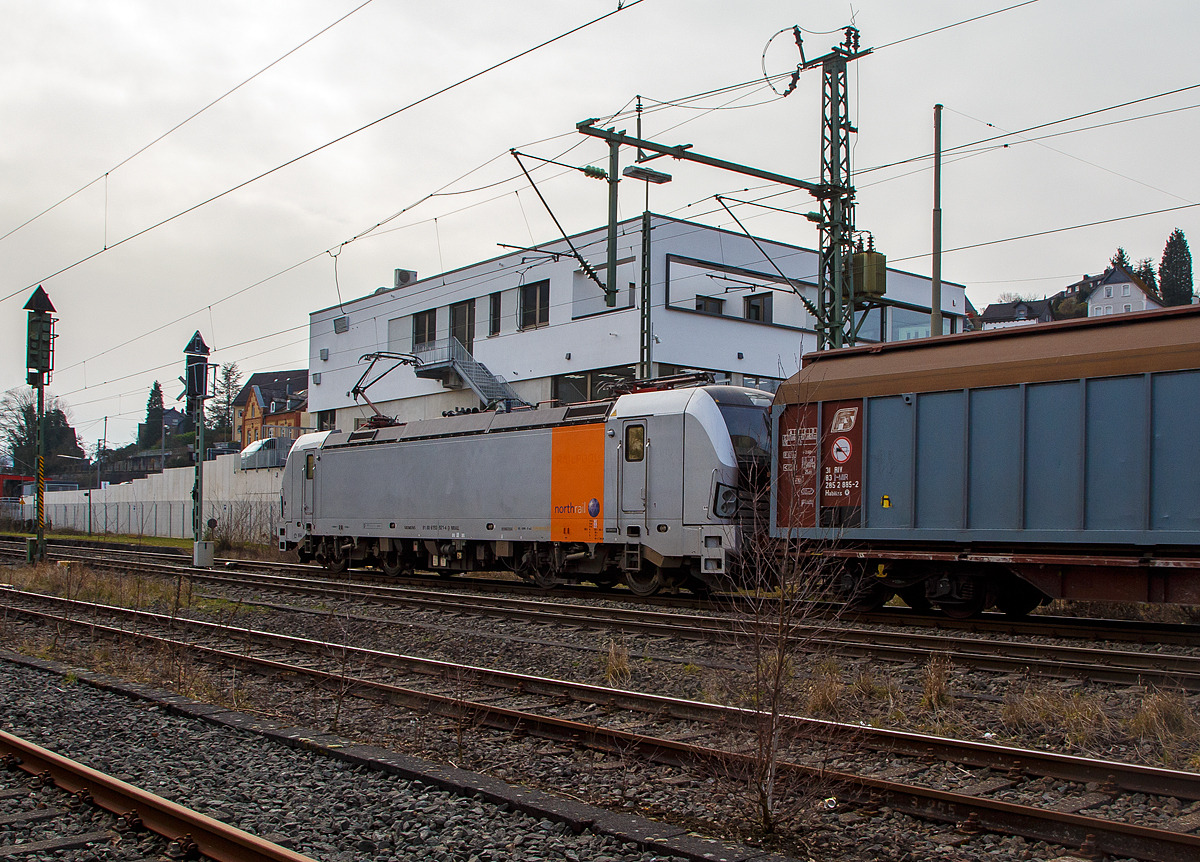 Die 193 921 (91 80 6193 921-4 D-NRAIL)  der Northrail GmbH fhrt am 16.03.2022 mit einem gedeckten Gterzug, durch Niederschelden in Richtung Kln. Der Zug bestand aus vierachsigen grorumigen Schiebewandwagen der Gattung Habillss, der Mercitalia Rail Srl, vermutlich ein Mineralwasserzug aus Italien.

Die Siemens Vectron AC  (200 km/h - 6,4 MW) wurde 2010 von Siemens in Mnchen-Allach unter der Fabriknummer 21692 gebaut. Sie war ursprnglich eine Vorfhr-/Mietlok der Siemens Mobility in Mnchen, eingestellt durch die RailAdventure GmbH als 91 80 6193 921-4 D-RADVE, 2013 wurde sie an die Paribus Rail Portfolio III GmbH & Co. KG die auch heute Eigentmer ist bzw. sie fr die Northrail GmbH finanziert hat. Sie hat die Zulassungen fr Deutschland und sterreich.