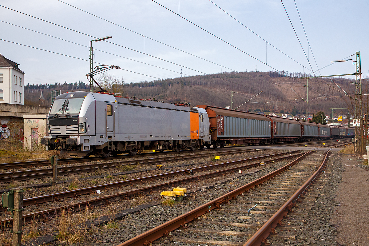 Die 193 921 (91 80 6193 921-4 D-NRAIL)  der Northrail GmbH fährt am 16.03.2022 mit einem gedeckten Güterzug, durch Niederschelden in Richtung Köln. Der Zug bestand aus vierachsigen großräumigen Schiebewandwagen der Gattung Habillss, der Mercitalia Rail Srl, vermutlich ein Mineralwasserzug aus Italien.

Die Siemens Vectron AC  (200 km/h - 6,4 MW) wurde 2010 von Siemens in München-Allach unter der Fabriknummer 21692 gebaut. Sie war ursprünglich eine Vorführ-/Mietlok der Siemens Mobility in München, eingestellt durch die RailAdventure GmbH als 91 80 6193 921-4 D-RADVE, 2013 wurde sie an die Paribus Rail Portfolio III GmbH & Co. KG die auch heute Eigentümer ist bzw. sie für die Northrail GmbH finanziert hat. Sie hat die Zulassungen für Deutschland und Österreich.