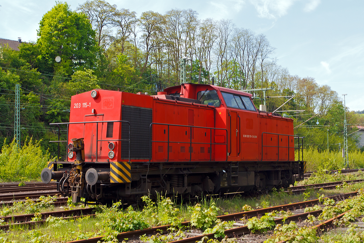 
Die 203 115-1 (92 80 1203 115-1 D-EBM)  der Eisenbahnbetriebsgesellschaft Mittelrhein GmbH (EBM Cargo GmbH) Gummersbach ist am 17.05.2012 in Betzdorf/Sieg abgestellt. 

Die V 100.1 wurde 1972 bei LEW (VEB Lokomotivbau Elektrotechnische Werke „Hans Beimler“ Hennigsdorf) unter der Fabriknummer 13489 gebaut und als 110 450-4 an die DR ausgeliefert. 1984 erfolgte der Umbau in DR 112 450-2, die Umzeichnung in 202 450-3 erfolgte 1992, die Ausmusterung bei der DB erfolgte 1998. Im Jahre 2002 ging sie an ALSTOM Lokomotiven Service GmbH in Stendal, dort erfolgte später der Umbau gemäß Umbaukonzept  BR 203.1  in die heutige 203 115-1, die Inbetriebnahme war im Jahr 2005.