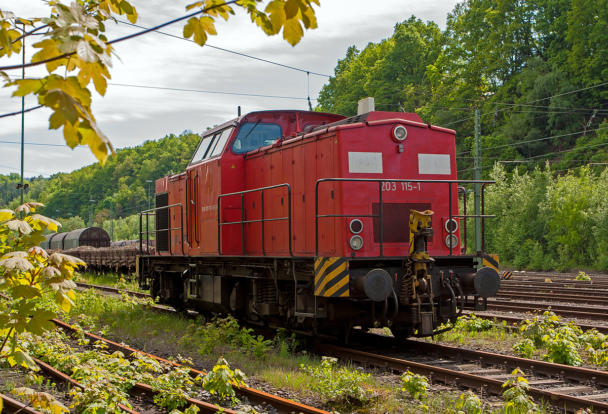 Die 203 115-1 (92 80 1203 115-1 D-EBM) der EBM Cargo GmbH (Eisenbahnbetriebsgesellschaft Mittelrhein GmbH, Gummersbach), ex DB 202 450-3, ist am 17.05.2012 in Betzdorf/Sieg abgestellt.

Die V 100.1 wurde 1972 bei LEW (VEB Lokomotivbau Elektrotechnische Werke „Hans Beimler“, Hennigsdorf) unter der Fabriknummer 13489 gebaut und als DR 110 450-4 an die DR ausgeliefert. 1984 erfolgte der Umbau in DR 112 450-2, die Umzeichnung in DR 202 450-3 erfolgte 1992, die Ausmusterung bei der DB erfolgte 1998. Im Jahre 2002 erfolgte durch ALSTOM Lokomotiven Service GmbH, Stendal der Umbau gemäß Umbaukonzept  BR 203.1  in die heutige 203 115-1, die Inbetriebnahme war im Jahr 2005. Von 2005 bis Dezember 2010 war die Lok von ALSTOM Lokomotiven Service GmbH wieder an die DB (DB Regio bzw. DB Schenker) vermietet, bis sie Anfang 2011 an die EBM verkauft wurde. 2015 wurde die EBM Cargo GmbH von der Rail Cargo Carrier - Germany GmbH (zur ÖBB) übernommen, somit wurde die Lok zur 92 80 1203 115-1 D-RCCDE. Im Mai 2021 ging sie an die Sendogan Bahndienste GmbH in Recklinghausen.

Technische Daten:
Spurweite: 1.435 mm (Normalspur)
Achsanordnung: B'B'
Länge über Puffer: 14.240mm
Radsatzabstand im Drehgestell: 2.300mm
Drehzapfenabstand: 7.000mm
Höhe über SO: 4.255mm
Dienstgewicht: 69 t

Motor: 12-Zylinder CATERPILLAR-Dieselmotor mit Direkteinspritzung, Abgasturbolader und Ladeluftkühlung, vom Typ CAT 3512 DI-TA
Motorleistung: 1.305 kW (1.774 PS)
Nenndrehzahl: 1.800 U/min
Hubraum: 51,8 Liter (Bohrung-Ø 170 x Hub 190 mm)
Motorgewicht: 6.537 kg

Getriebe: Voith Strömungsgetriebe GSR 30/5,7
Leistungsübertragung: dieselhydraulisch
Anfahrzugkraft: 207 kN
Höchstgeschwindigkeit: 100 km/h
Kleinste Dauerfahrgeschwindigkeit: 11,1 km/h
Kleinster befahrbarer Gleisbogenradius: 80m
