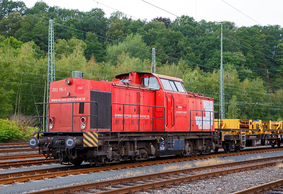 
Die 203 115-1  Held der Schiene  (92 80 1203 115-1 D-RCCDE) der Rail Cargo Carrier - Germany GmbH (ehem. EBM Cargo) ist am 09.08.2019 mit einem Langschienenzug in Betzdorf (Sieg) abgestellt.

Die V 100.1 wurde 1972 bei LEW (VEB Lokomotivbau Elektrotechnische Werke „Hans Beimler“, Hennigsdorf) unter der Fabriknummer 13489 gebaut und als 110 450-4 an die DR ausgeliefert. 1984 erfolgte der Umbau in 112 450-2, die Umzeichnung in 202 450-3 erfolgte 1992, die Ausmusterung bei der DB erfolgte 1998. Im Jahre 2002 erfolgte durch ALSTOM Lokomotiven Service GmbH, Stendal der Umbau gemäß Umbaukonzept  BR 203.1  in die heutige 203 115-1, die Inbetriebnahme war im Jahr 2005. Von 2005 bis Dezember 2010 war die Lok von ALSTOM Lokomotiven Service GmbH wieder an die DB (DB Regio bzw. DB Schenker) vermietet, bis sie Anfang 2011 an die EBM verkauft wurde. 