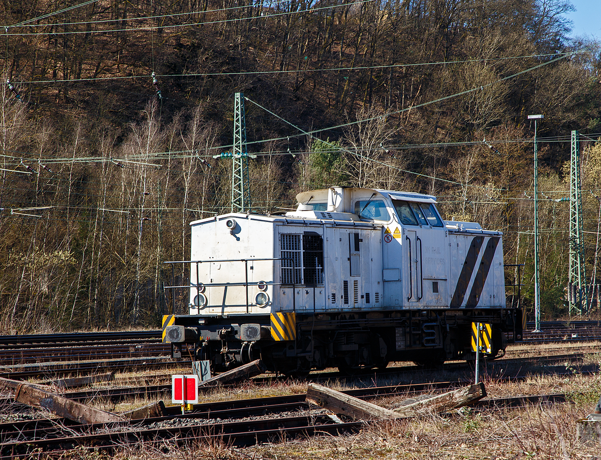 Die 203 915-4 (92 80 1203 915-4 D-RTTS) der Tschechien RailTransport-Stift s.r.o. aus luknov  (deutsch Schluckenau) ist am 19.03.2022 in Betzdorf (Sieg) abgestellt. Firmenintern wird sie als 745 703-9 gefhrt, wobei die Einstellung in Tschechien vorgesehen ist.

Die Lok hat eine umfangreiche Geschichte, die DR V 100.1 wurde 1970 bei LEW (VEB Lokomotivbau Elektrotechnische Werke „Hans Beimler“ Hennigsdorf) unter der Fabriknummer 12774 gebaut und als DR 110 310-0 an die Deutschen Reichsbahn geliefert. 1985 Umbau und  die Umzeichnung in DR 112 310-8. Bedingt durch die Wiedervereinigung erhielt die Lok zum 01.01.1992 die Umzeichnung in DR 202 310-9, nach dem Zusammenschluss der beiden deutschen Bahnen wurde die Lok zur DB 202 310-9, als diese lief sie bis zur Ausmusterung im Jahre 2001 und sie ging ans 
Schienenfahrzeugzentrum Stendal der DB Regio AG.

2003 ging sie an RAR - Rent-a-Rail Eisenbahn-Service AG (Ellwangen) als V 1200.02  Brunhilde , Im Jahr 2006 erfolgte ein Umbau und sie wurde mit einem neuen Caterpillar- V12-Zylinder-Viertakt-Dieselmotor mit Turboaufladung und Ladeluftkhlung vom Typ  CAT 3512 DI-TA mit einer Leistung 1.082 kW (1.472 PS), remotorisiert. Nach diesem Umbau wurde sie zur V 1405.02 bzw. zur 203 915-4. Im Jahr 2015 wurde sie an die N1 Rail Services Deutschland GmbH (Mnchen) verkauft, und wiederum 2020 an die RailTransport-Stift s.r.o..

TECHNISCHE DATEN:
Spurweite: 1.435 mm (Normalspur)
Achsformel: B'B'
Lnge ber Puffer: 14.320 mm
Drehzapfenabstand: 7.000 mm
Achsstand im Drehgestell: 2.300 mm
Raddurchmesser: 1.000 mm (neu)
Breite: 3.140 mm
Hchstgeschwindigkeit: 100 km/h 
Dienstgewicht: 64 t
Nennleistung: 1.082 kW (1.472 PS)
Hubraum: 51,7 Liter (Bohrung- 170 x Hub 190 mm)
Leistungsbertragung: dieselhydraulisch
Anfahrzugkraft: 207 kN
Kleinste befahrbarer Gleisbogen: R 80 mm
