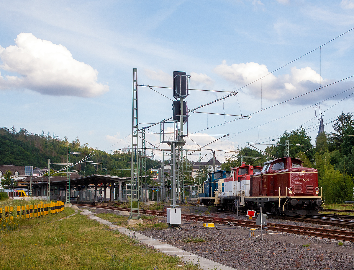 Die 211 041-9  (92 80 1211 041-9 D-NESA) der NeSa (Eisenbahn-Betriebsgesellschaft Neckar-Schwarzwald-Alb mbH, Rottweil), ex DB V 100 1041, fährt am 25.06.2022, mit zwei V60 der leichten Ausführung mit Funkfernsteuerung (BR 364) am Haken als Lz, durch den Bahnhof Betzdorf (Sieg) in Richtung Köln. Es waren die 364 847-4 und die 364 514-0  Günther“  der ELBA Logistik GmbH (Backnang). 

Die führende V 100.10 wurde 1962 von Arnold Jung Lokomotivfabrik GmbH, Jungenthal, Kirchen a.d. Sieg unter der Fabriknummer 13315 gebaut und als V 100 1041 an die Deutsche Bundesbahn geliefert, zum 01.01.1968 erfolgte die Umzeichnung in DB 211 041-9, so fuhr sie bis zur Ausmusterung im Februar 2000 und sie ging dann zur NeSA - Eisenbahn-Betriebsgesellschaft Neckar-Schwarzwald-Alb mbH.
