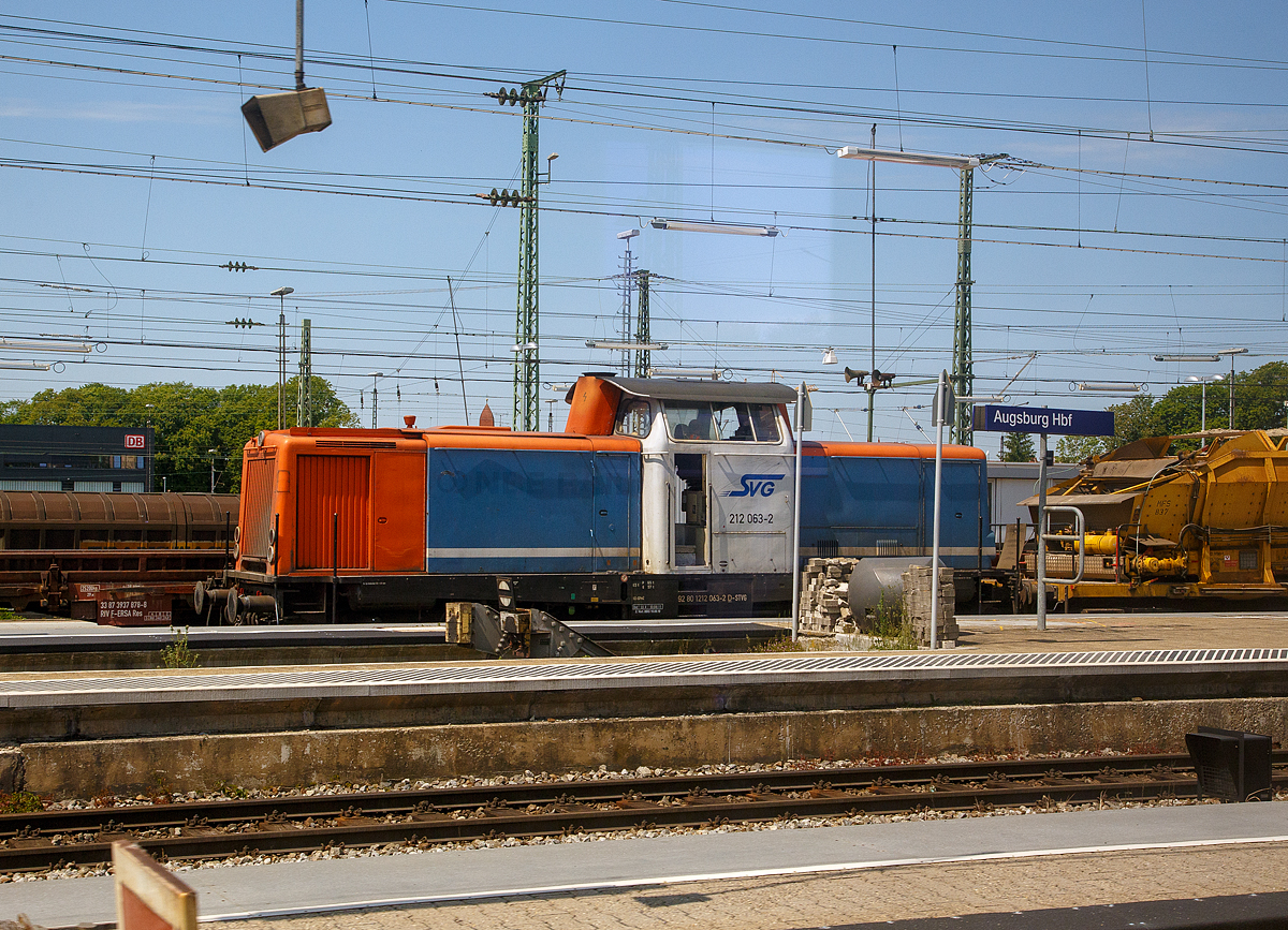 Die 212 063-2 (92 80 1212 063-2 D-STVG) der Stauden Verkehrs Gesellschaft mbH steht am 04.06.2019 mit einem Bauzug beim Hbf Augsburg (aufgenommen aus einem Zug).

Die V 100.20 wurde 1963 MaK in Kiel unter der Fabriknummer 1000199 gebaut und als V 100 2063 an die Deutsche Bundesbahn geliefert. Zum 01.01.1968 Umzeichnung in DB 212 063-2, die Ausmusterung bei der DB erfolgte im Jahr 2005. Im Jahr 2010 ging sie an die ALS - ALSTOM Lokomotiven Service GmbH in Stendal. Vom Dezember 2010 bis 2014 war sie an die NBE RAIL GmbH vermietet und von 2015 bis 202019 an die Stauden Verkehrs Gesellschaft. Im Mai 2020 wurde sie an die EfW-Verkehrsgesellschaft mbH in Frechen (92 80 1212 063-2 D-EFW) verkauft.