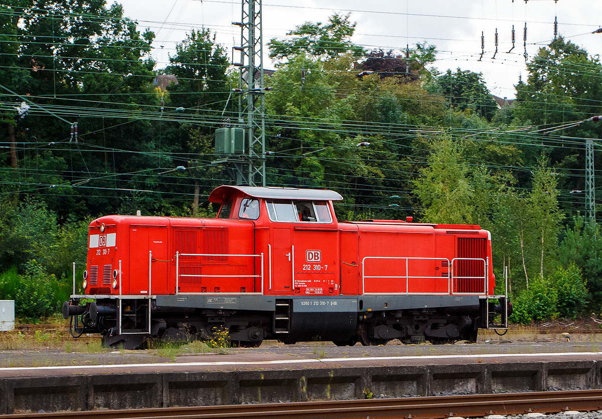 Die 212 310-7 (92 80 1 212 310-7 D-DB) der DB Fahrwegdienste GmbH, ex DB V 100 2310, rangiert am 25.08.2014 im Bahnhof Treysa. 

Die V 100.20 wurde 1966 von MaK unter der Fabriknummer 1000357 gebaut, 2004 erfolgte die z-Stellung, im August 2008 erfolgte die Wiederinbetriebnahme nach einer Modernisierung. Sie hat nach meiner Sichtung die Zulassung für Deutschland und die Schweiz.
