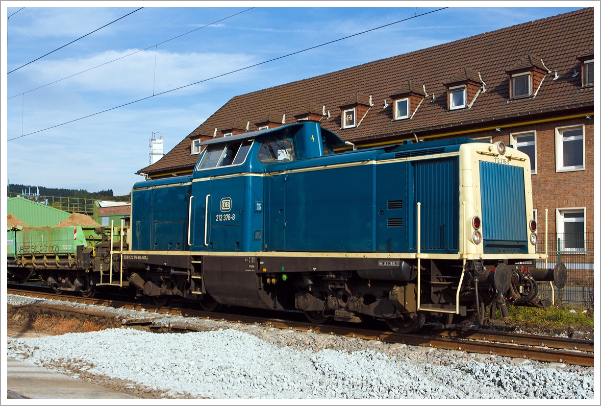 Die 212 376-8 der Aggerbahn (Andreas Voll e.K., Wiehl), ex DB V 100 2376, ex DB 212 376-8, rangiert am 19.10.2013 mit Seitenkippwagen in Siegen-Geisweid, beim B 101 in km 100,713.
Auf der KBS 440 (Ruhr-Sieg-Strecke) waren zwischen Siegen und Kreuztal Gleisbauarbeiten.
 
Die Lok, vom Typ V100.20 wurde 1965 bei Deutz unter der Fabrik-Nr. 57776 gebaut und als V 100 2376 an die Deutsche Bundesbahn ausgeliefert, 1968 erfolgte die Umzeichnung in 212 376-8. Die Ausmusterung bei der DB erfolgte 2010, ber ALS - ALSTOM Lokomotiven Service GmbH in Stendal kam sie 2011 zur Aggerbahn.