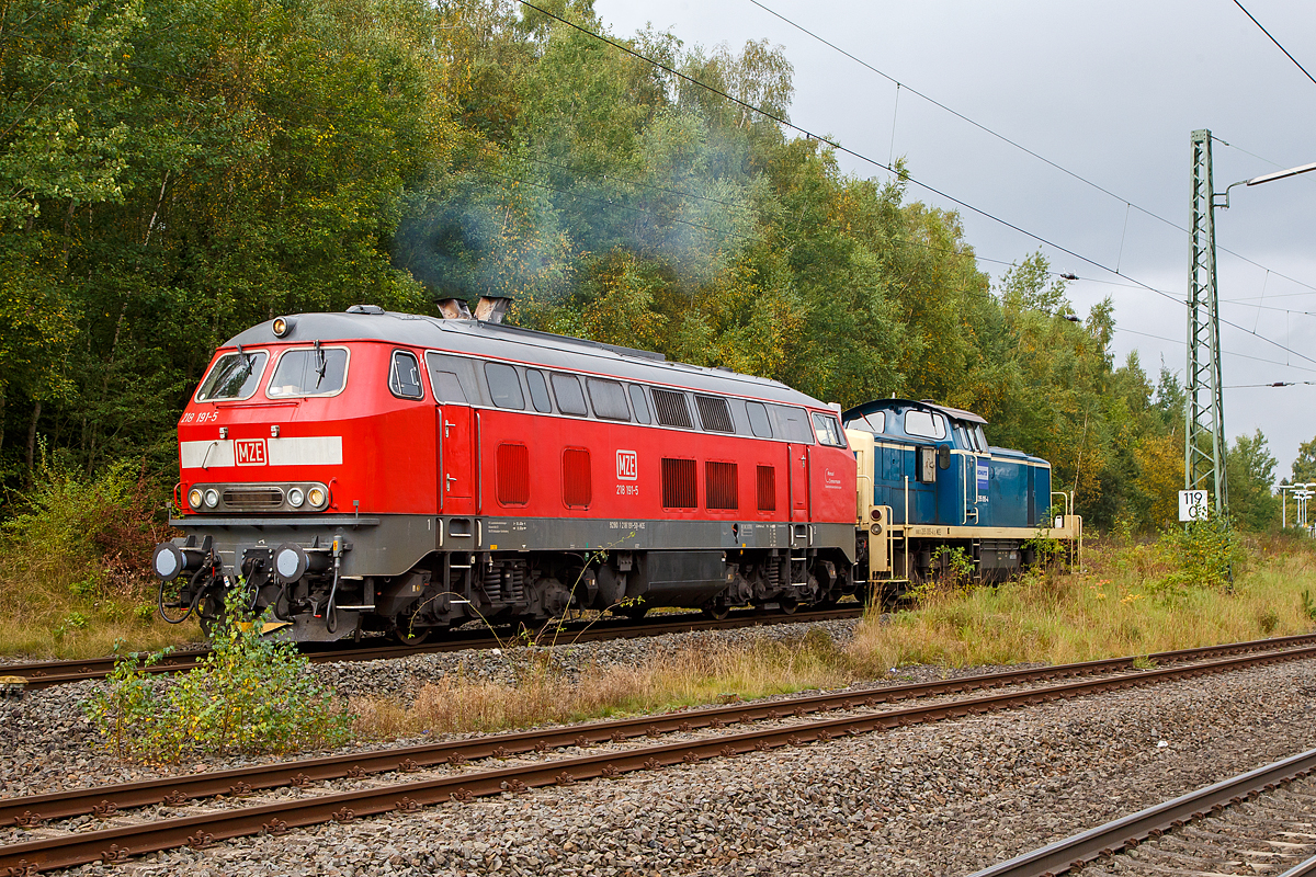 Die 218 191-5 (92 80 1218 191-5 D-MZE) der MZE - Manuel Zimmermann Eisenbahndienstleistungen, Hellenhahn-Schellenberg (Ww), ex DB 218 191-5, mit der  V 90 - 295 095-4 (98 80 3295 095-4 D-MZE) der Schütz GmbH & Co. KGaA (Selters) eingestellt durch die MZ Eisenbahndienstleistungen im Schlepp, haben Betzdorf via Herdorf über die Hellertalbahn (KBS 462) kommend am 28.09.2021 Haiger erreicht. Nach einem kurzen Hp 0 geht es nun auf die Dillstrecke (KBS 445) in Richtung Dillenburg weiter.
Lebensläufe der Loks:
Die V 164 (BR 218) wurde 1973 bei Krupp unter der Fabriknummer 5205 gebaut und an die DB geliefert, im Juli 2018 wurde sie dann ausgemustert und an Manuel Zimmermann Eisenbahndienstleistungen verkauft.

Die V 90 wurde 1978 von MaK (Maschinenbau Kiel) unter der Fabriknummer 1000768 gebaut und als 291 095-8 an Deutsche Bundesbahn geliefert. Nach dem Umbau auf Funkfernsteuerung im Jahr 2003 durch DB Fahrzeuginstandhaltung GmbH in Cottbus erfolgte die Umzeichnung DB 295 095-4. Die Ausmusterung bei der DB AG erfolgte 2013 und sie wurde an die Railsystems RP GmbH verkauft (98 80 3295 095-4 D-RPRS). 2015 ging sie dann an die A.V.G. Ascherslebener Verkehrsgesellschaft mbH (98 80 3295 095-4 D-ASLVG) und seit 2019 ist sie bei der Schütz GmbH & Co. KGaA in Selters (Westerwald).