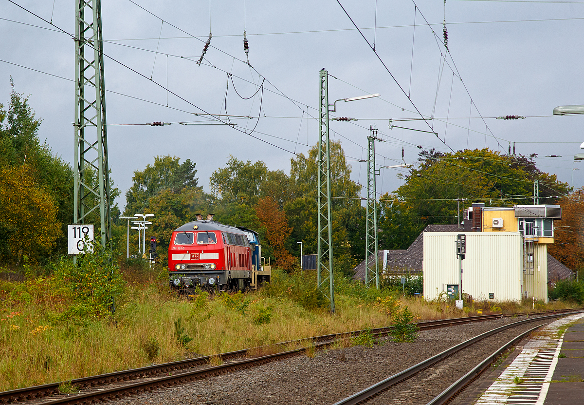 Die 218 191-5 (92 80 1218 191-5 D-MZE) der MZE - Manuel Zimmermann Eisenbahndienstleistungen, Hellenhahn-Schellenberg (Ww), ex DB 218 191-5, mit der  V 90 - 295 095-4 (98 80 3295 095-4 D-MZE) der Schütz GmbH & Co. KGaA (Selters) eingestellt durch die MZ Eisenbahndienstleistungen im Schlepp, erreichen, von Betzdorf via Herdorf über die Hellertalbahn (KBS 462) kommend, am 28.09.2021 Haiger. Hier haben sie kurz Hp 0.

Rechts das Stellwerk Haiger Fahrdienstleiter  (Hf) .