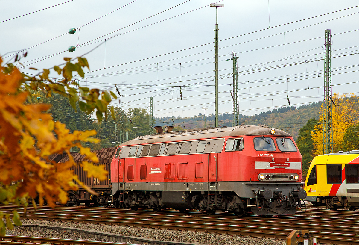 
Die 218 261-6 (92 80 1 218 261-6-D-DBG) der Bahnbau Gruppe (DB Gleisbau) hal am 27.10.2016 als Lz in Betzdorf/Sieg, auf ihrer Fahrt in Richtung Siegen, gerade Hp 0.

Die V 164 wurde 1973 bei Henschel in Kassel unter der Fabriknummer 31738 gebaut und an die DB geliefert, seither wird sie auch als 218 261-6 bezeichnet. Im November 2008 wurde sie z-gestellt und dann an die Deutsche Bahn Gleisbau GmbH verkauft.

Technische Daten:
Achsformel: B'B'
Spurweite: 1.435 mm
Länge: 16.400 mm
Gewicht: 79 Tonnen
Radsatzfahrmasse: 20,0 Tonnen
Höchstgeschwindigkeit: 140 km/h
Motor: Wassergekühlter V 12 Zylinder Viertakt MTU - Dieselmotor vom Typ MA 12 V 956 TB 11 (abgasoptimiert) mit Direkteinspritzung und Abgasturboaufladung mit Ladeluftkühlung
Motorleistung: 2.800 PS (2.060 kW) bei 1500 U/min
Motorhubraum: 114,67 Liter (insgesamt)
Getriebe: MTU-Getriebe K 252 SUBB (mit 2 hydraulische Drehmomentwandler)
Leistungsübertragung: hydraulisch
Tankinhalt: 3.150 l
Bremse: hydrodynamische Bremse KE-GPR2R-H mZ