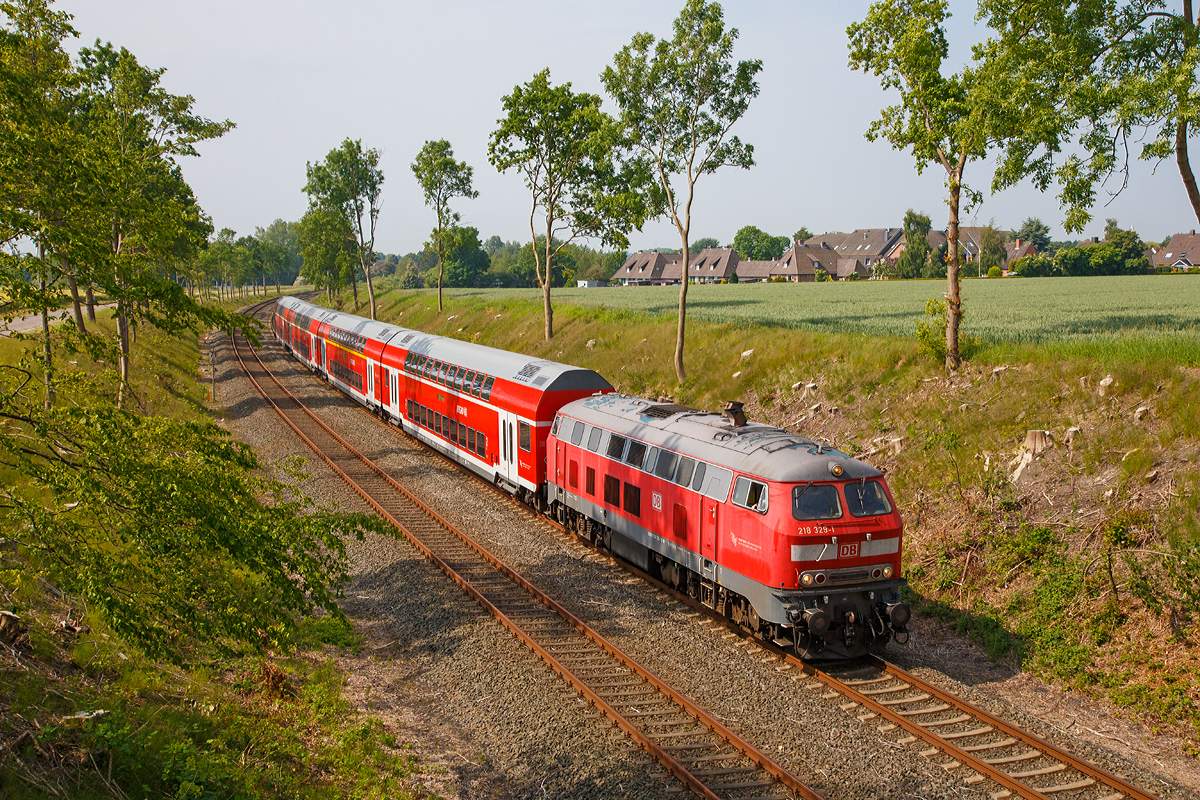 
Die 218 329-1 (92 80 1218 329-1 D-DB) der DB Regio AG mit dem RE 85 Hamburg - Lübeck – Oldenburg in Holstein  – Puttgarden (Umlauf RE 21448) fährt am 13.06.2015 von Großenbrode weiter in Richtung Fehmarnsundbrücke. Die hier befahrene Bahnstrecke Lübeck–Puttgarten (KBS 141) ist auch bekannt als  Vogelfluglinie“. 

Die V 164 wurde 1975 von Krupp unter der Fabriknummer 5322 gebaut. Diese vierachsige Diesellokomotive der Baureihe 218  ist eine der erfolgreichsten und zuverlässigsten Diesellokomotiven in der Geschichte der Deutschen Bundesbahn. Die Lokomotiven der Baureihe 218 sind das zuletzt entwickelte Mitglied der V-160-Lokfamilie. In ihr wurden die viele Gemeinsamkeiten aufweisenden Entwicklungen der Baureihen 215 bis 219 (V 160 bis V 169) zusammengefasst. Bei der 218 wurden von der Baureihe 217 die elektrische Zugheizung übernommen, von den Prototypen der Baureihe 215 übernahm man den 1840-kW-Motor (2500 PS), der einen Hilfsdieselmotor zum Betrieb des Heizgenerators überflüssig machte.

Von 1968 bis 1979 lieferten Krupp, Henschel, Krauss-Maffei und MaK in Kiel) insgesamt 411 Maschinen. 

Die 2500 bis 2800 PS starken B’B’-Loks erreichen 140 km/h und werden sowohl im Reise- als auch im Güterzugdienst eingesetzt. Die 218 bewährten sich im Betriebsdienst und galten bis zum Jahr 2000 noch als die wichtigsten Streckendieselloks der DB. 

Die Nachfolgebaureihe 245 wird in deutlich kleineren Stückzahlen gebaut werden, da die meisten bisher von der Baureihe 218 gezogenen Züge auf Dieseltriebwagen umgestellt werden oder die Einsatzstrecken elektrifiziert werden. Die elektrische Zugheizung und die Wendezugsteuerung machen die Baureihe 218 zu einer universell verwendbaren Lok.

Die hier gezeigte 218 329-1 hatte bis 2001 einen V-16-Zylinder Dieselmotor vom Typ S.E.M.T. Pielstick 16 PA 4 V 20016 PA 4 V 200 mit einer Leistung von 1968 kW / 2700 PS bei 1500 U/min. Im November 2001 wurde sie remotoriesiert und bekam wie nur zwei weitere 218er einen V16-Zylinder Caterpillar-Motor 3516B HD mit Abgasturbolader und Ladeluftkühlung mit einer Leistung von 2060 kW (2800 PS).

Technische Daten:
Achsformel:  B'B'
Spurweite:  1.435 mm
Länge: 16.400 mm
Drehzapfenabstand: 8.600 mm
Drehgestellachsstand: 2.800 mm
Gewicht:  80 Tonnen
Radsatzfahrmasse:  20,0 Tonnen
Höchstgeschwindigkeit:  140 km/h
Kleinster befahrbarer Gleisbogen: R 100 m
Motor: Wassergekühlter V-16-Zylinder-Viertakt-Dieselmotor mit Abgasturbolader und Ladeluftkühlung  vom Typ Caterpillar 3516B HD 
Motorleistung: 2.800 PS (2.060 kW) bei 1500 U/min
Getriebe: MTU-Getriebe K 252 SUBB (mit 2 hydraulische Drehmomentwandler)
Leistungsübertragung: hydraulisch
Tankinhalt:  3.150 l