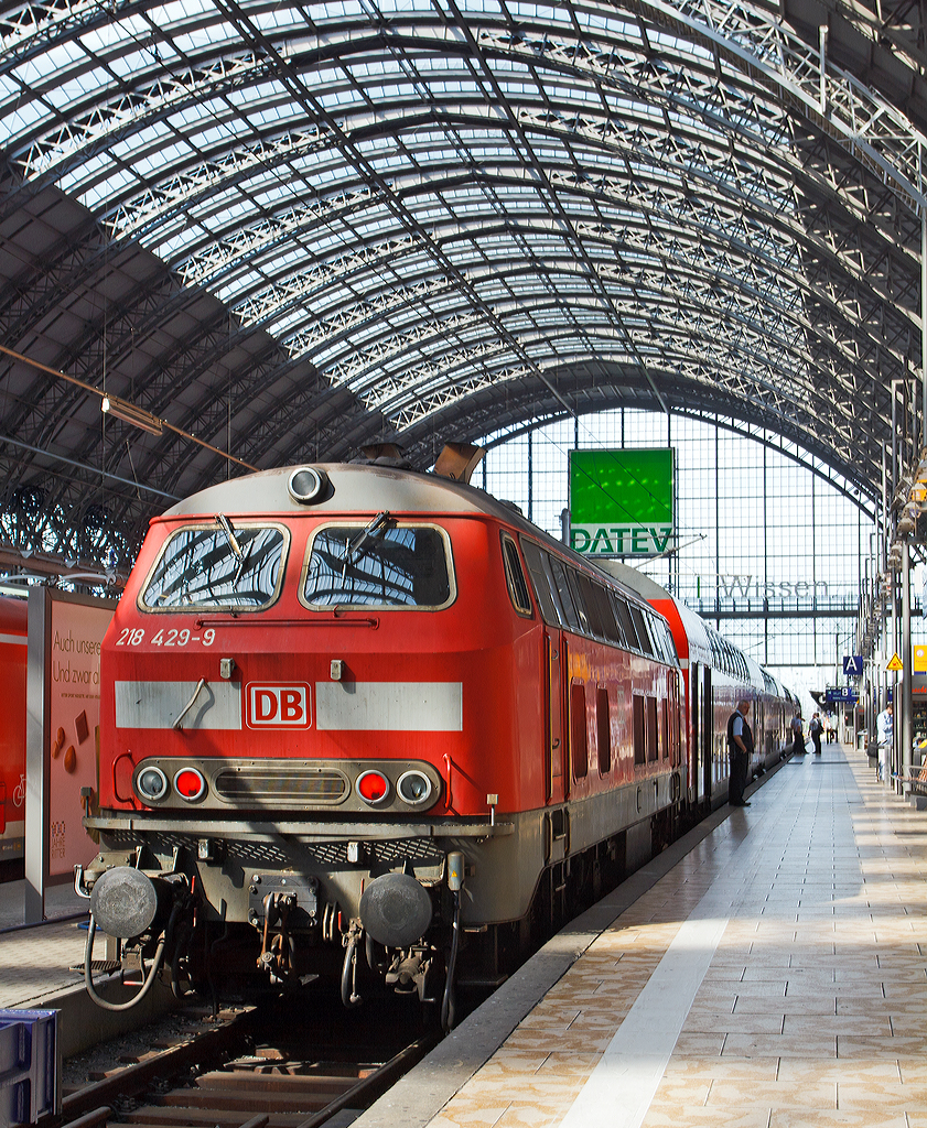 
Die 218 429-9 (92 80 1218 429-9 D-DB) der DB Regio steht mit einem Nahverkehrszug am 25.05.2012 im Hbf Frankfurt am Main zur Ausfahrt bereit.  

Die V 164 wurde 1978 bei Krupp unter Fabriknummer 5395 gebaut und an die Deutsche Bundesbahn geliefert.
