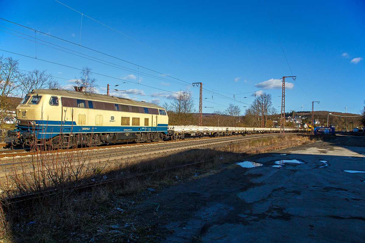 Die 218 447-1 (92 80 1218 447-1 D-RPRS) der Railsystems RP GmbH (Gotha) fährt am 27.02.2021, mit einem Bauzug (leere Flachwagen und GOTTWALD Gleisbauschienenkran GS 20.08 T) der Eiffage Rail, durch Rudersdorf (Kr. Siegen) über die Dillstrecke (KBS 445) in Richtung Siegen.

Die V164 wurde 1977 von Henschel & Sohn in Kassel unter der Fabriknummer 32041 gebaut und an die Deutsche Bundesbahn geliefert. Bis 2017 war sie im Bestand der DB AG. Sie hat die Zulassungen für D, A, B, CH, F, DK, NS, CS (und H nur mit eingeschränkter).