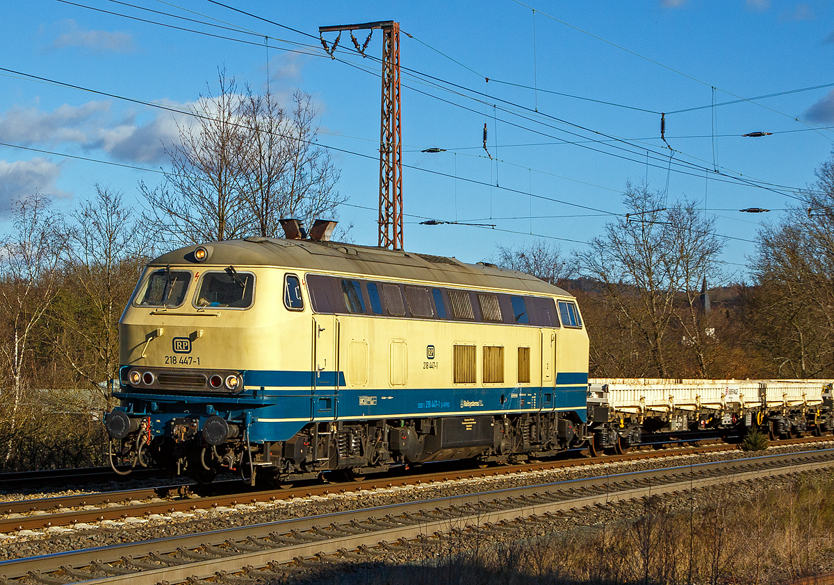 Die 218 447-1 (92 80 1218 447-1 D-RPRS) der Railsystems RP GmbH (Gotha) fährt am 27.02.2021, mit einem Bauzug (leere Flachwagen und GOTTWALD Gleisbauschienenkran GS 20.08 T) der Eiffage Rail, durch Rudersdorf (Kr. Siegen) über die Dillstrecke (KBS 445) in Richtung Siegen.

Die V164 wurde 1977 von Henschel & Sohn in Kassel unter der Fabriknummer 32041 gebaut und an die Deutsche Bundesbahn geliefert. Bis 2017 war sie im Bestand der DB AG. Sie hat die Zulassungen für D, A, B, CH, F, DK, NS, CS (und H nur mit eingeschränkter).