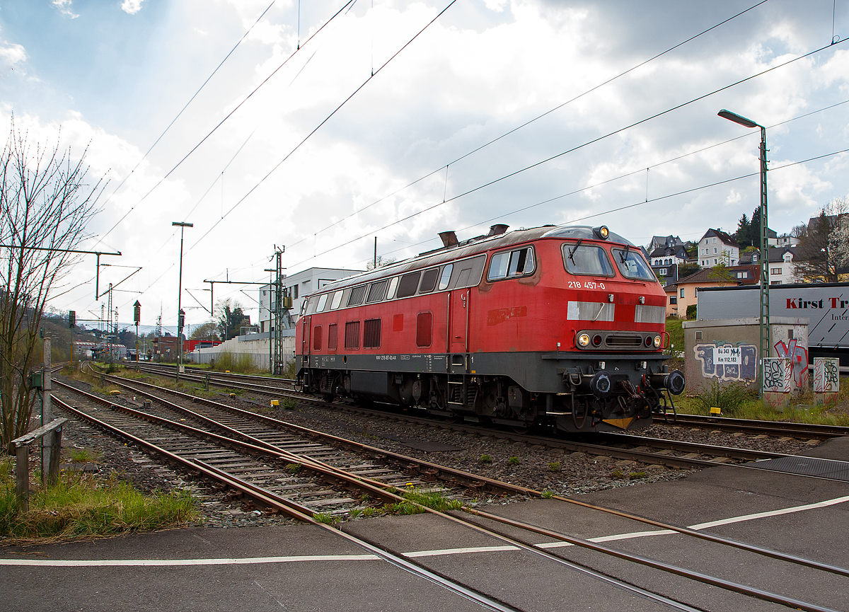 Die 218 457-0 (92 80 1218 457-0 D-AIX) der der AIXrail GmbH (Aachen) fährt am 14.04.2022, als Lz (Lokzug) bzw. auf Tfzf (Triebfahrzeugfahrt), auf der Siegstrecke durch Niederschelden (hier noch Niederschelderhütte, kurz vorm Bü 343 - Km 112,183) in Richtung Siegen.
 
Die V 164 wurde 1978 bei Henschel in Kassel unter der Fabriknummer 32051 gebaut und als 218 457-0 an die DB geliefert. Bis Dezember 2018 fuhr sie als 92 80 1218 457-0 D-DB für die DB Regio Bayern und wurde 2019 an die AIXrail GmbH verkauft.
