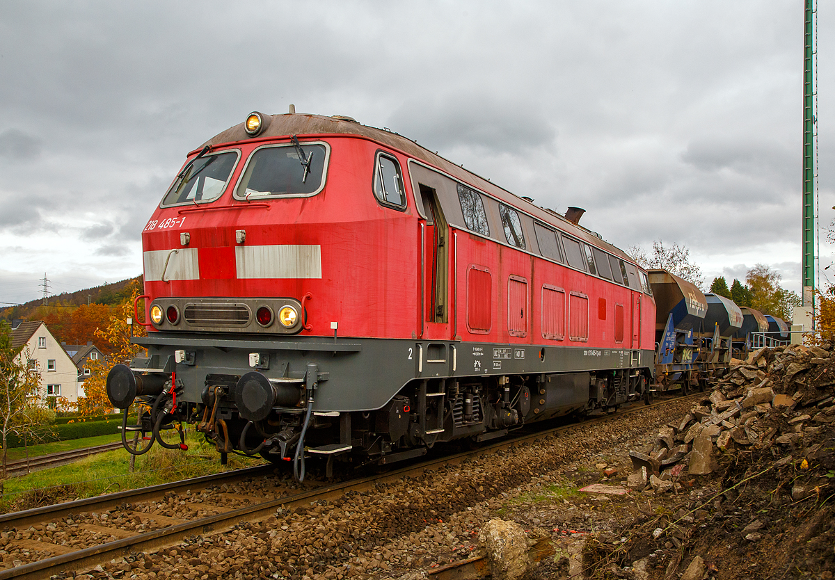 Die 218 485-1 (92 80 1218 485-1 D-AIX) der AIXrail GmbH mit einem Schotterzug (zweiachsige Schüttgutwagen der Gattung Fccpps) beim Nachschottern am 27.10.2020 in Herdorf.

Die V 164 wurde 1978 von der Krauss-Maffei AG in München-Allach unter der Fabriknummer 19800 gebaut und an die DB geliefert, 2018 wurde sie bei der DB ausgemustert und an die AIXrail GmbH in Aachen verkauft.

Die Lok hat die Zulassungen für D, A, CH, F, DK und SC.
