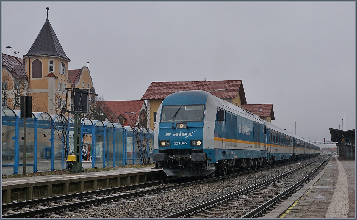 Die 223 065 mit ihrem Alex von München nach Lindau beim Halt in Immenstaad. 

15. März 2019