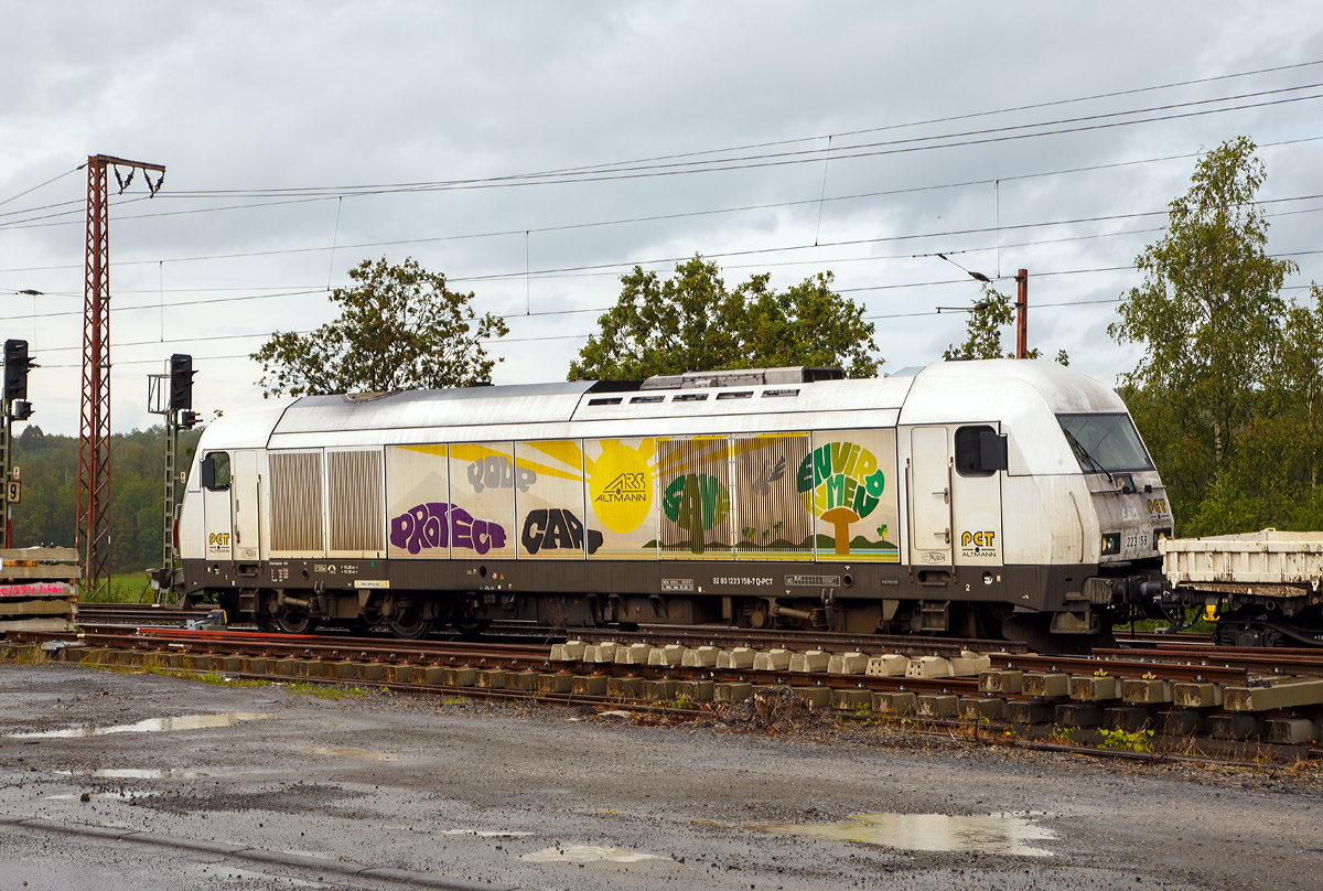 
Die 223 158 (92 80 1223 158-7 D-PCT) der Rail Cargo Carrier – Germany (ex PCT Private Car Train GmbH) steht am 18.08.2019, mit einem Bauzug (Wagen der Gattung Rens 192 B) der Eiffage Rail, in Wilnsdorf-Rudersdorf.

PCT Private Car Train GmbH war eine 100%tige Tochter und das EVU der ARS Altmann AG, die das Unternehmen zum März 2016 an die ÖBB verkauft hat und firmiert als Teil der Rail Cargo Group unter Rail Cargo Carrier – PCT. Mittlerweile ist sie vollkommen in die Rail Cargo Carrier – Germany GmbH integriert.

Die Siemens ER 20 (Eurorunner) wurde 2011 von Siemens unter der Fabriknummer 21683 für die PCT gebaut.
