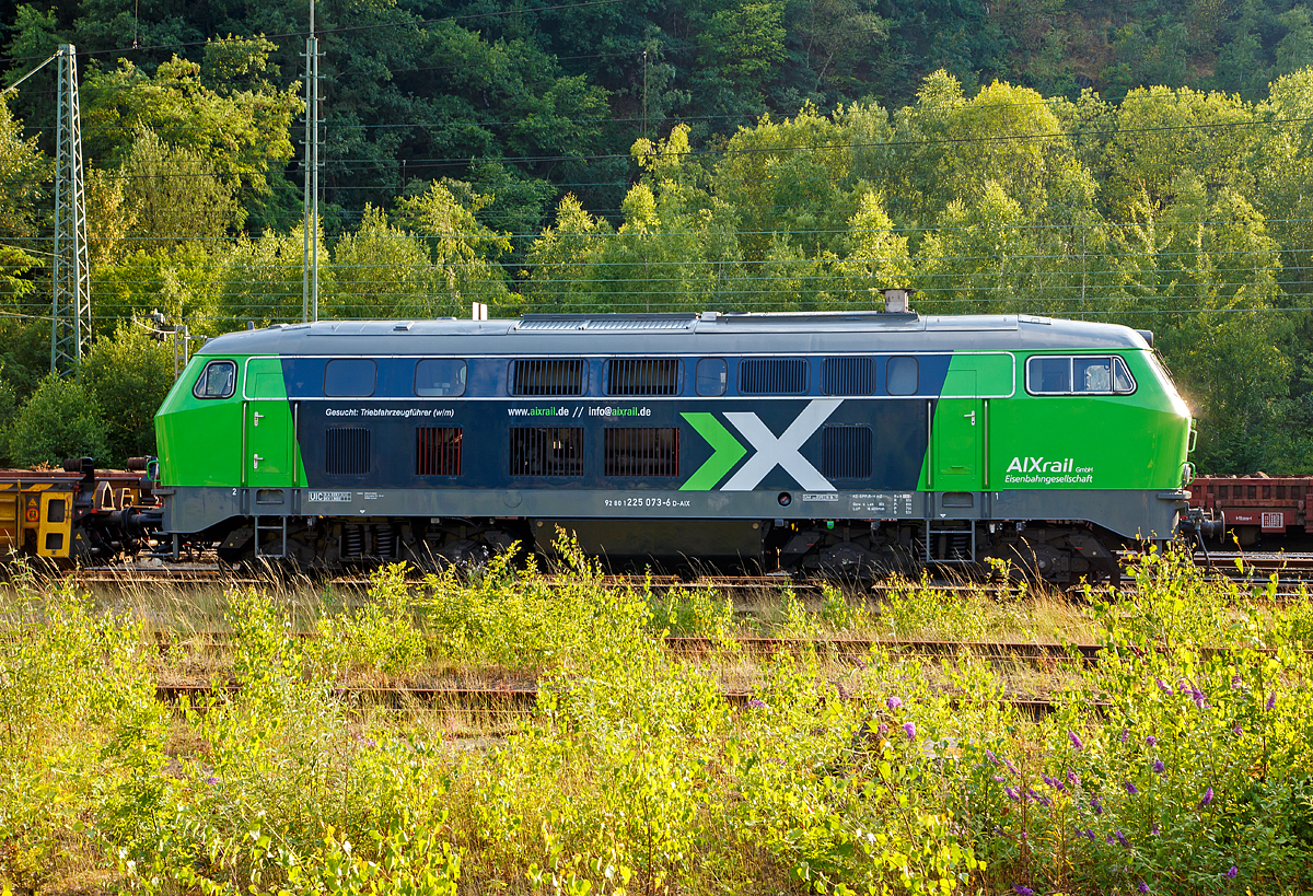 
Die 225 073-6 (92 80 1225 073-6 D-AIX) der AIXrail GmbH ist am 14.07.2018 in Betzdorf (Sieg) angestellt. 

Die V 163 wurde 1970 von MaK in Kiel unter der Fabriknummer 2000078 gebaut und als 215 073-8 an die Deutsche Bundesbahn, 2001 erfolgte die Umzeichnung (nach Umbau) in DB 225 073-6. Im Jahr 2017 wurde sie von der DB Cargo ausgemustert und an die AIXrail verkauft.