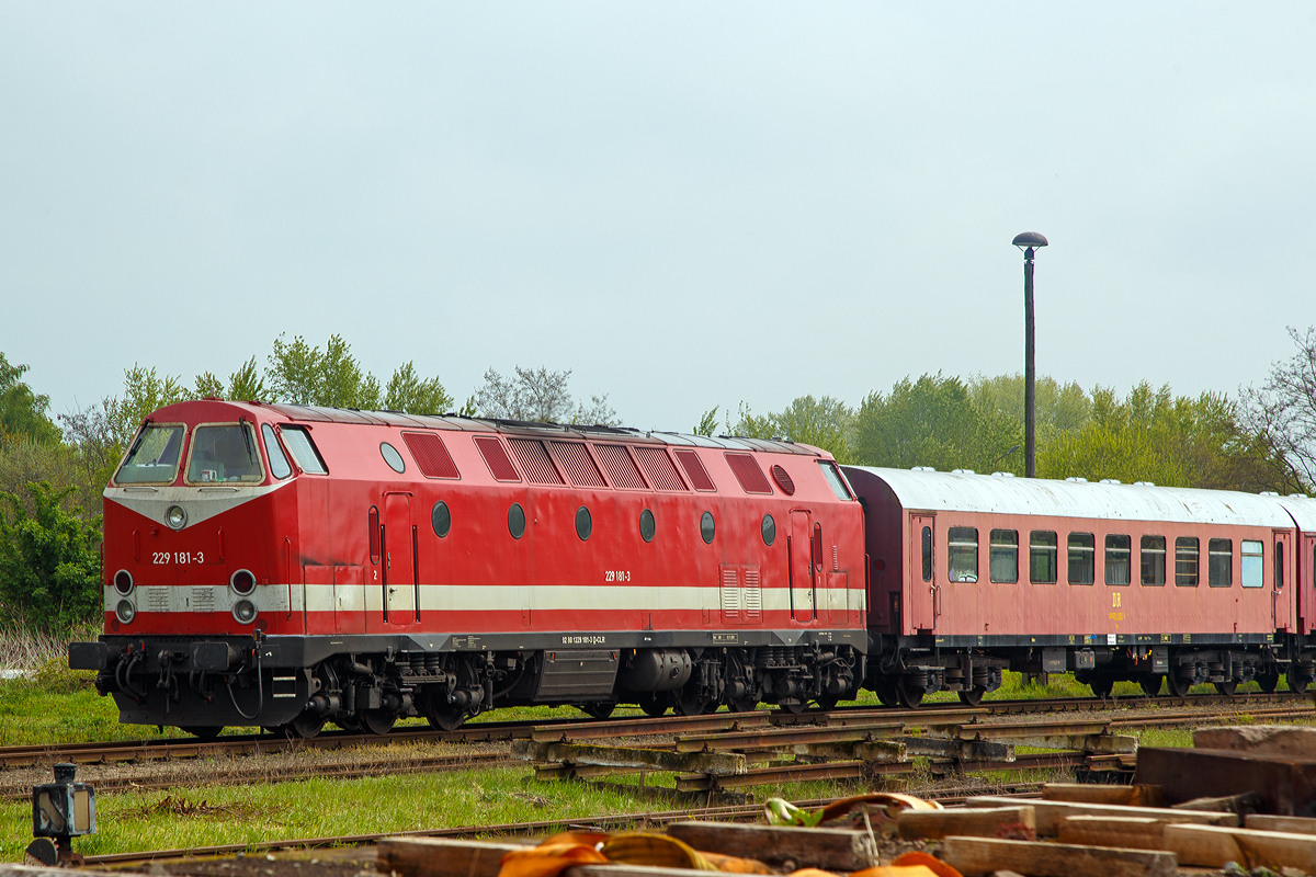 
Die  229 181-3 (92 80 1229 181-3 D-CLR) der Cargo Logistik Rail-Service GmbH (CLR), ex DB 229 181-3, ex DR 219 181-5, ex DR 119 181-6, am 06.05.2016 auf dem Familienfest der Magdeburger Eisenbahnfreunde im Wissenschaftshafen Magdeburg.

Das U-Boot wurde 1984 von der Lokomotivfabrik 23. August in Bukarest /Rumänien (heute FAUR S.A.) unter der Fabriknummer  24823 gebaut und an die Deutsche Reichsbahn als DR 119 181-6 geliefert. Bereits 1992 wurde sie von Krupp in Essen, unter der Fabriknummer 5665, mit einem MTU 12V396 TE14 Motor remotorisiert, auf eine Höchstgeschwindigkeit von140km/h umgerüstet und es folgte die Umzeichnung in DR 229 181-3. Im Jahr  2002 ging sie an die DB Bahnbau GmbH und 2004 an die DB Netz AG, wo sie bis 2015 fuhr, bevor sie dann an die  CLR – Cargo Logistik Rail Service GmbH in Barleben ging.