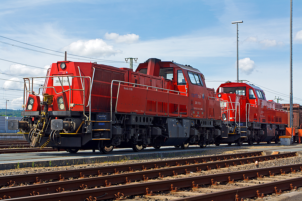 
Die 260 510-3 (92 80 1261 010-3 D-NTS) der northrail eine Voith Gravita 10 BB, eigentlich 261 010-3, abgestellt am 25.05.2014 beim ICE-Bahnhof Montabaur.

Ursprünglich war die Lok bei Voith durch DB Schenker Rail Deutschland AG bestellt, ging dann aber zur northrail GmbH und ist nun von der DB Schenker Rail angemietet. Angemietete Voith Gravita 10 BB werden von der DB Schenker Rail als BR 260 bezeichnet gegenüber den eigenen als 261.

Die Lok wurde 2010 von Voith in Kiel unter der Fabriknummer L04-10061 gebaut und an die northrail GmbH in Kiel als 260 510-3 geliefert. Sie hat die NVR-Nummer 92 80 1261 010-3 D-NTS

Die Voith Gravita 10 BB ist eine vierachsige dieselhydraulische Lokomotive mit Mittelführerhaus, konzipiert für den Güterzugrangierdienst und die Nahbereichsbedienung.

Die Lokomotive wird durch einen MTU-8-Zylinder-Dieselmotor mit einer Leistung von 1000 kW angetrieben. Als Strömungsgetriebe zur Leistungsübertragung wird ein Turbowendegetriebe verwendet, welches über einen Langsam- und Schnellgang verfügt. Darüber hinaus ist die Lokomotive mehrfachtraktionstauglich.

Die BR 261 ist ausschließlich für den Einsatz im Güterverkehr bestimmt.