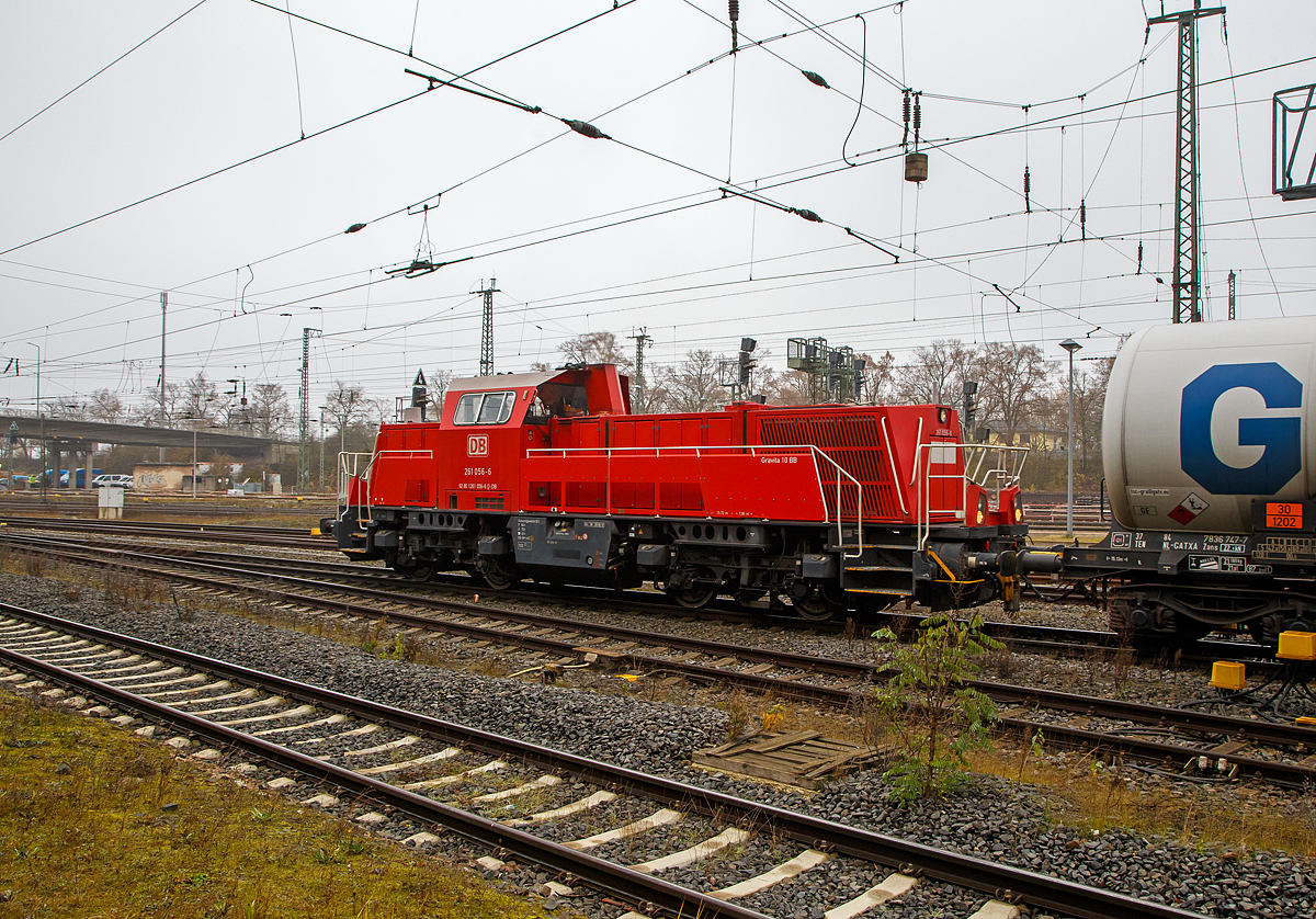 Die 261 056-6 (92 80 1261 056-6 D-DB) eine Voith Gravita 10 BB der DB Cargo AG, kam am 12.11.2021 mit einem Kesselwagenzug von den Oberhessischen Strecken, der Lahn-Kinzig-Bahn (KBS 631) oder Vogelsbergbahn (KBS 635), in Gießen an und hatte kurz Hp 0. Nun geht es auf die Main-Weser-Bahn (KBS 630).

Die Voith Gravita 10 BB wurde 2011 unter der L04-10107 gebaut und ausgeliefert.
