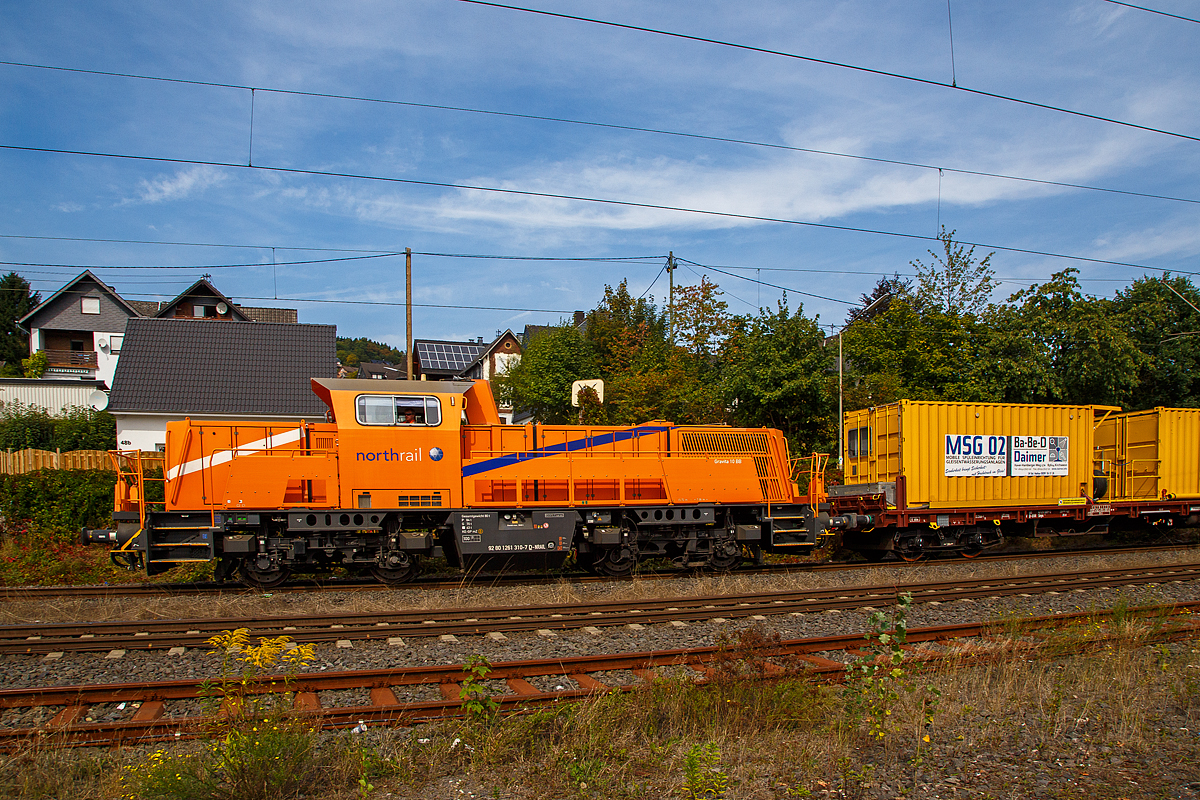 Die 261 310-7 (92 80 1261 310-7 D-NRAIL) der northrail fährt am 03.09.2016 mit dem MSG 02 Mobile Spüleinrichtung für Gleisentwässerungsanlagen der Ba-Be-D Daimer GmbH durch Mudersbach/Sieg in Richtung Köln. 

Die Voith Gravita 10 BB wurde 2012 von Voith in Kiel unter der Fabriknummer L04-10011 für die northrail GmbH in Hamburg gebaut.