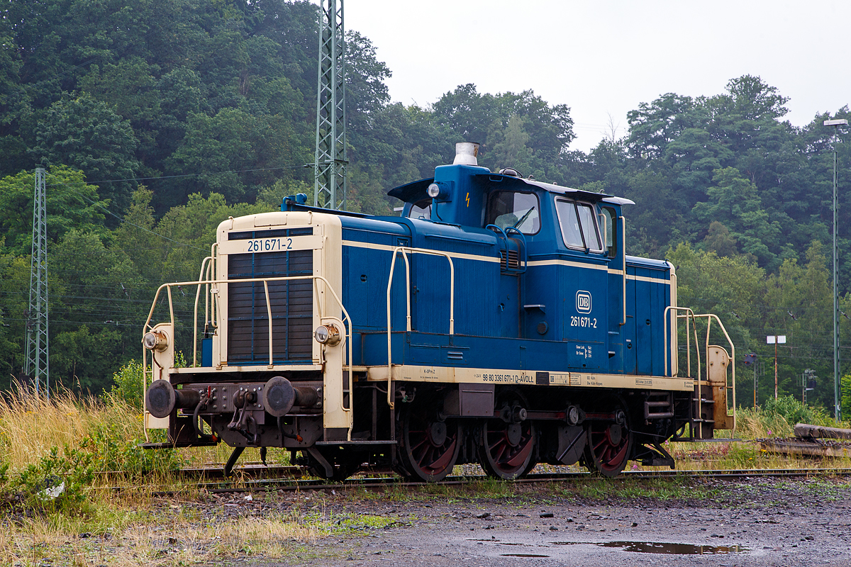 Die 261 671-2 (eigentlich laut NVR-Nummer 98 80 3361 671-1 D-AVOLL) der Aggerbahn (Andreas Voll e.K., Wiehl) ist am 01.07.2021 in Betzdorf (Sieg) abgestellt. 

Die V60 wurde 1959 von MaK unter der Fabriknummer 600260 als DB V 60 671 gebaut, 1968 erfolgte die Umbezeichnung in DB 261 671-2, 1984 erfolgte schon die Ausmusterung bei der DB.