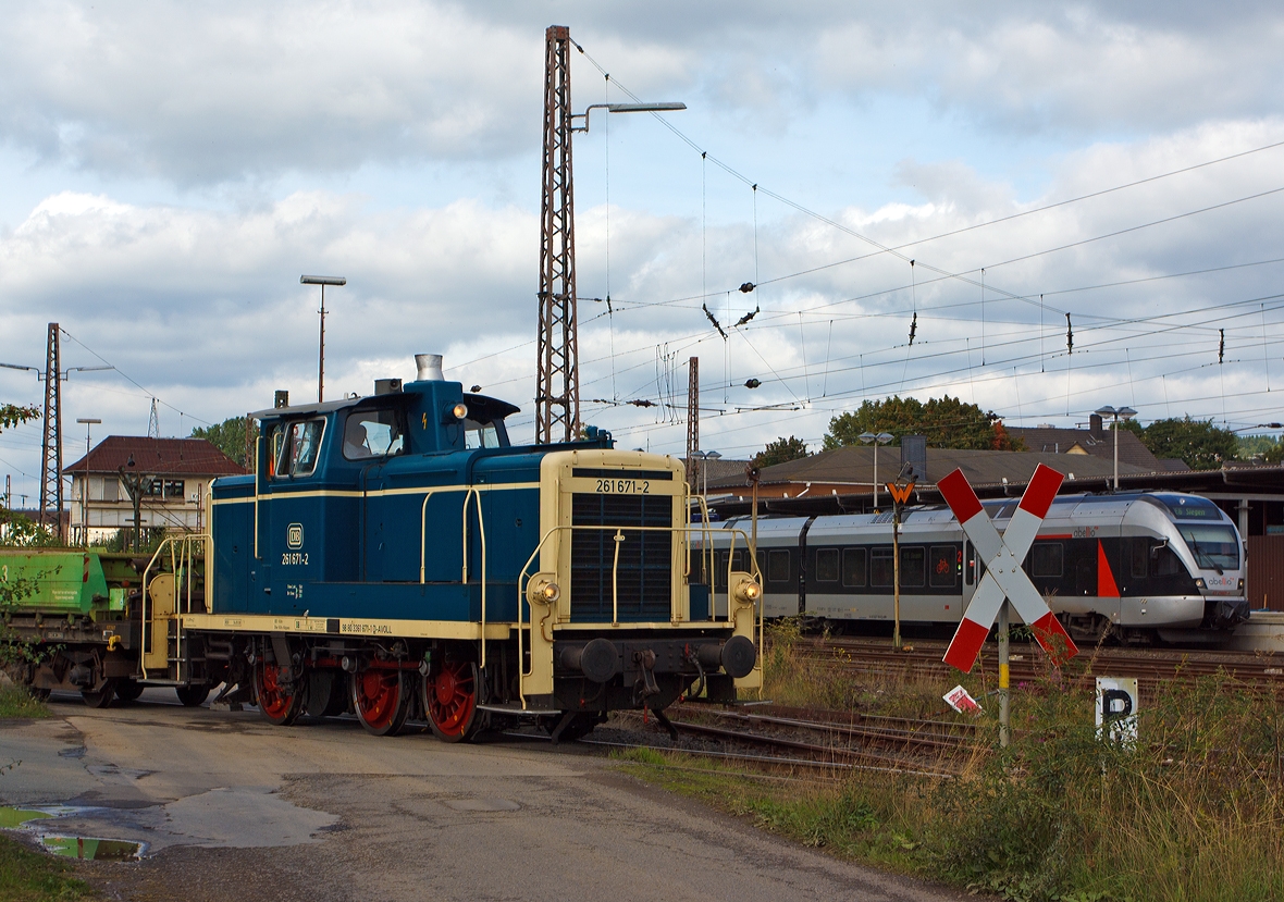 Die 261 671-2 (ex DB V60 671) der Aggerbahn (Andreas Voll e.K., Wiehl),  rangiert am 21.09.2013 mit Seitenkippwagen in Kreuztal am B Httenstrae. Die V60 der schweren Bauart wurde 1959 von MaK unter der Fabriknummer 600260 als V 60 671 gebaut, 1968 erfolgte die Umbezeichnung in 261 671-2, 1984 erfolgte schon die Ausmusterung bei der DB.

Die Lok hat die NVR-Nummer 98 80 3361 671-1 D-AVOLL, somit msste es eigentlich 361 671-1 heien, der NVR-Nummer entsprechend.

Im Hintergrund im Bahnhof steht ein dreiteiliger FLIRT der Abellio Rail NRW als RE 16 (Ruhr-Sieg-Express).
