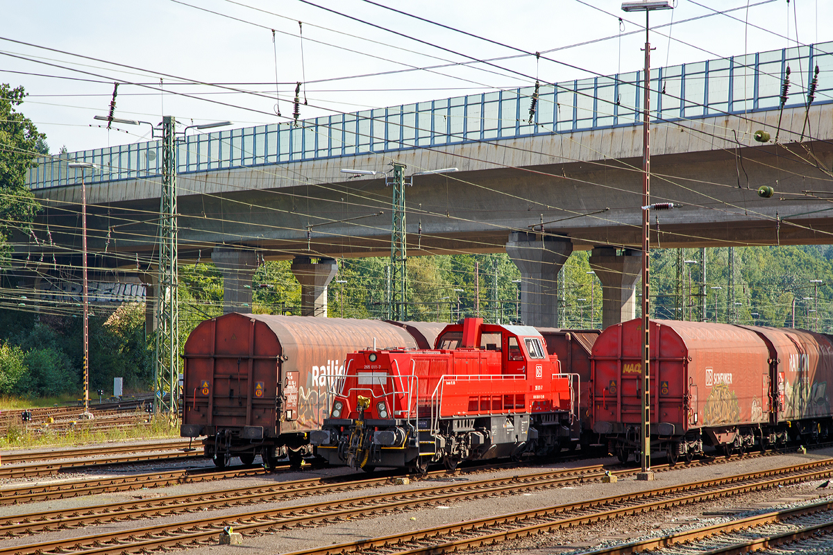 
Die 265 011-7 (92 80 1265 011-7 D-DB), eine Voith Gravita 15L BB der DB Schenker Rail Deutschland AG, abgestellt am 23.08.2015 im Güterbahnhof Kreuztal. Aufgenommen vom Gehweg aus.

Die Lok wurde 2013 von Voith in Kiel unter der Fabriknummer L04-18028 gebaut und an die DB Schenker geliefert.

Die Loks vom Typ Gravita 15L BB (BR 265) haben einen Leistung von 1.800 kW und habe somit 800 kW mehr Leistung als eine Gravita 10 BB (BR 261). Zudem sind sie über 1m länger als die kleine Schwester.