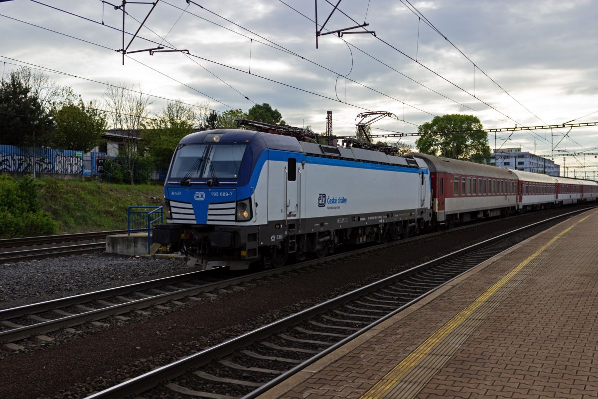 Die von der ČD angemieteten und angekauften Vectron wurden nur schrittweise mit dezenten Hinweisen auf den Fahrzeugnutzer versehen. 193 689, die hier mit EC 283 in Richtung Slowakei unterwegs ist, ist zu einem gro�en Teil wei� lackiert, tr�gt aber zumindest zwei Streifen in den Najbrt-Farben.