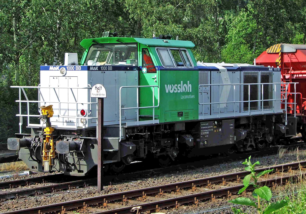 
Die 271 001-0 eine MaK G 1000 BB der Vossloh Locomotives GmbH als Mietlok in Diensten der Kreisbahn Siegen-Wittgenstein  (KSW) hier am 20.06.2008 in Herdorf. 

Diese G 1000 BB ist die allererste dieses Types und wurde 2002 von Vossloh in Kiel unter der Fabriknummer 1001322 gebaut. 