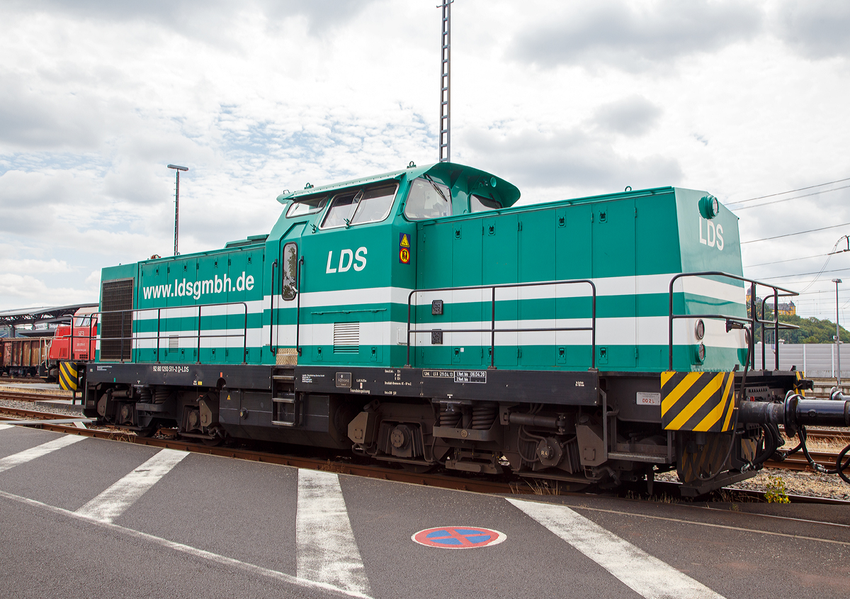Die 293 511-2 (92 80 1293 511-2 D-LDS) des Eutiner Eisenbahnunternehmen LDS GmbH (LDS steht fr Logistik, Dienstleistungen und Service) steht am 07.07.2019 mit dem Drehhobel D-HOB 4.0 (D-HOB 2500) der Schweerbau beim ICE-Bahnhof Montabaur. Die LDS GmbH ist zentraler  Logistikdienstleister der Schweerbau.

Die Lok ist eine nach dem Umbaukonzept Baureihe 293 von ADtranz remotorisierte und modernisierte DR V 100 (Spenderfahrzeug ist nicht bekannt), sie wurde 2000 unter der Fabriknummer 72350 umgebaut. Seit 2003 ist sie bei der LDS.

Umbaukonzept Baureihe 293
ADtranz modernisierte zwischen 1995 und 2002 59 Loks zur Baureihe 293. Neben der Aufarbeitung der vorhandenen Aggregate erhielten auch diese Lokomotiven neue Motoren von Caterpillar oder MTU. Die Druckluftanlage wurde erneuert, ebenso die elektrische Steuerung. Neu war auch die hydraulisch angetriebene Khlanlage. Bei mehreren der Loks mussten neue Betriebsbcher angelegt werden, da die Ursprungslokomotive nicht feststellbar war. Zwei weitere Lokomotiven wurden durch verschiedene Werksttten nach diesem Konzept umgebaut.

TECHNISCHE DATEN::
Achsanordnung: B'B'
Spurweite: 1.435 mm
Lnge ber Puffer: 14.350 mm
Drehzapfenabstand: 7.000 mm
Gesamtachsstand: 9.300 mm
Hchstgeschwindigkeit 100 km/h
Motor: 12-Zylinder-4-takt-Dieselmotor mit Turbolader und Ladeluftkhlung 
Leistung:  1050 kW / 1428 PS 
Gewicht der Lok: 72 t