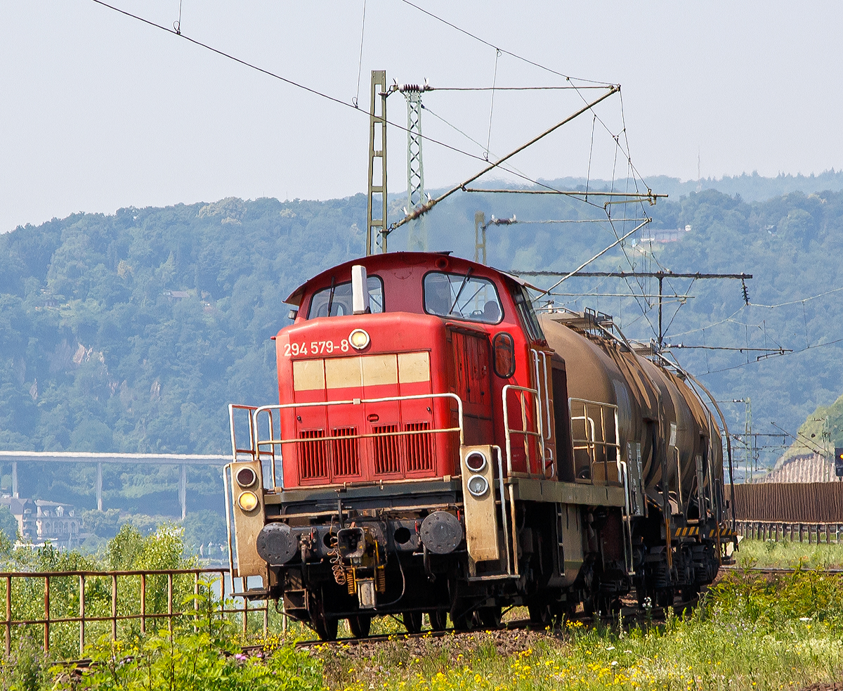 
Die 294 579-8 (98 80 3294 579-8 D-DB) der DB Schenker Rail Deutschland AG fährt am 03.07.2015 mit einem Kesselwagenzug bei Leutesdorf auf der rechten Rheinseite in Richtung Koblenz. 

Die V90 wurde 1968 bei Klöckner-Humboldt-Deutz in Köln unter der Fabriknummer 58309 gebaut und als 290 079-3 an die DB geliefert und wurde 1996 erfolgte der Umbau mit Funkfernsteuerung und die Umzeichnung in DB 294 079-9

Die Remotorisierung mit einem MTU-Motor 8V 4000 R41, Einbau einer neuen Lüfteranlage, neuer Luftpresser und Ausrüstung mit dem Umlaufgeländer erfolgten 2008 bei der DB Fahrzeuginstandhaltung GmbH im Werk Cottbus. Daraufhin erfolgte die Umzeichnung in 294 579-8. 