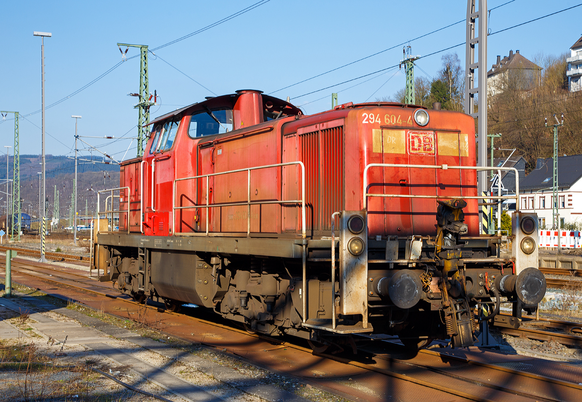 
Die 294 604-4 (98 80 3294 604-4 D-DB), eine remotorisierte  V90 der DB Schenker Rail Deutschland AG, ex DB 294 104-5, ex DB 290 104-9, am 27.02.2016 abgestellt beim Bahnhof Finnentrop.

Die V90 wurde 1968 bei MaK in Kiel unter der Fabriknummer 1000435 gebaut und als 290 104-9 an die DB geliefert. Nach der Ausrüstung mit Funksteuerung wurde1997 in 294 104-5 um bezeichnet. Die Remotorisierung mit einem MTU-Motor 8V 4000 R41, Einbau  einer neuen Lüfteranlage, neuer Luftpresser und Ausrüstung mit dem Umlaufgeländer erfolgten 2003 bei der DB Fahrzeuginstandhaltung GmbH im Werk Cottbus. Daraufhin erfolgte die Umzeichnung in 294 604-4.

Die Baureihe 290 wurde für den schweren Rangierdienst, sowie für Bedien- und Übergabefahrten konzipiert. Die Lok ist eine Weiterentwicklung aus den Streckenlokomotiven der Baureihenfamilie V100 (BR 211 und BR 212) der Deutschen Bundesbahn. Die V90 ist gegenüber der V100 deutlich schwerer und robuster im Rangierdienst. Ursprünglich war geplant, für den schweren Rangierdienst eine ballastierte Variante der V 100 mit verstärktem Rahmen zu beschaffen, die Fahrzeugauslegung war dafür aber nicht geeignet (die Achslast ließ sich so nicht auf die geforderten 20 t erhöhen). 

Nachdem ab dem Jahr 1964 die Vorserienmaschinen (20 Stück) mit dem kleineren Motor der BR 211 von Mak ausgeliefert wurden, begann ab 1966 die Auslieferung der ersten Serienmaschinen. Unterschied zu den Vorserienloks war der etwas stärkere (gedrosselte) MTU MB 12 V 652 TZ (TA) 10 Motor (809 kW/1100 PS) der BR 212 und der damit um 10 km/h auf 80 km/h heraufgesetzten Höchstgeschwindigkeit. Insgesamt wurden 408 Loks ausgeliefert.

Die remotorisierten Maschinen haben nun einen MTU DM 8V 4000 R41 Motor mit 1000 kW/1360 PS Leistung bei 1800 U/min, sie erfüllen die Abgasnorm UIC Kodex 624V, Stufe II.

Technische Daten:
Achsanordnung: B'B'
Spurweite: 1.435 mm
Länge über Puffer: 14.320 mm
Breite: 3.100 mm
Drehzapfenabstand: 7.000 mm
Gesamtachsstand: 9.500 mm
Höchstgeschwindigkeit: 80 km/h Streckengang / 40 km/h Rangiergang 
kleinste Dauergeschwindigkeit: 9 km/h Streckengang / 3 km/h Rangiergang

Motorhauptdaten (Quelle: MTU):
Motorbauart: MTU 8-Zylinder-Diesel-V-Motor 90° mit Common-
Rail-Einspritzsystem, Abgas-Turbolader und Ladeluftkühlung
Motortyp:   8V 4000 R41 
Nennleistung:  1000 kW / 1341 PS (gedrosselt)
Drehzahl max.:  1800  1/min   
Bohrung/Hub: 165/190 mm
Hubraum: 32,5l
Kraftstoffverbrauch bei Nennleistung: 249,4 l/h
Abgas-Emission :   UIC Kodex 624V, Stufe II
Länge: 1.915 mm
Breite: 1.380 mm
Höhe: 1.800 mm
Gewicht (trocken): 4.700 kg

Getriebe und Leistungsübertragung:
Das hydraulische Getriebe von Voith hat zwei Wandlergänge. Ein mechanisches Nachschaltgetriebe ermöglicht die Wahl zwischen einem Schnell- und einem Langsamgang sowie den Wechsel der Fahrtrichtung. Um feinfühlige Langsamfahrten zu ermöglichen, hat das Getriebe eine stufenlos regelbare Wandlerteilfüllung.
Die Leistungsübertragung auf die Achsgetriebe erfolgt dann über Gelenkwellen.

Quellen: www.loks-aus-kiel.de; Wikipedia; www.eib-t.de und MTU