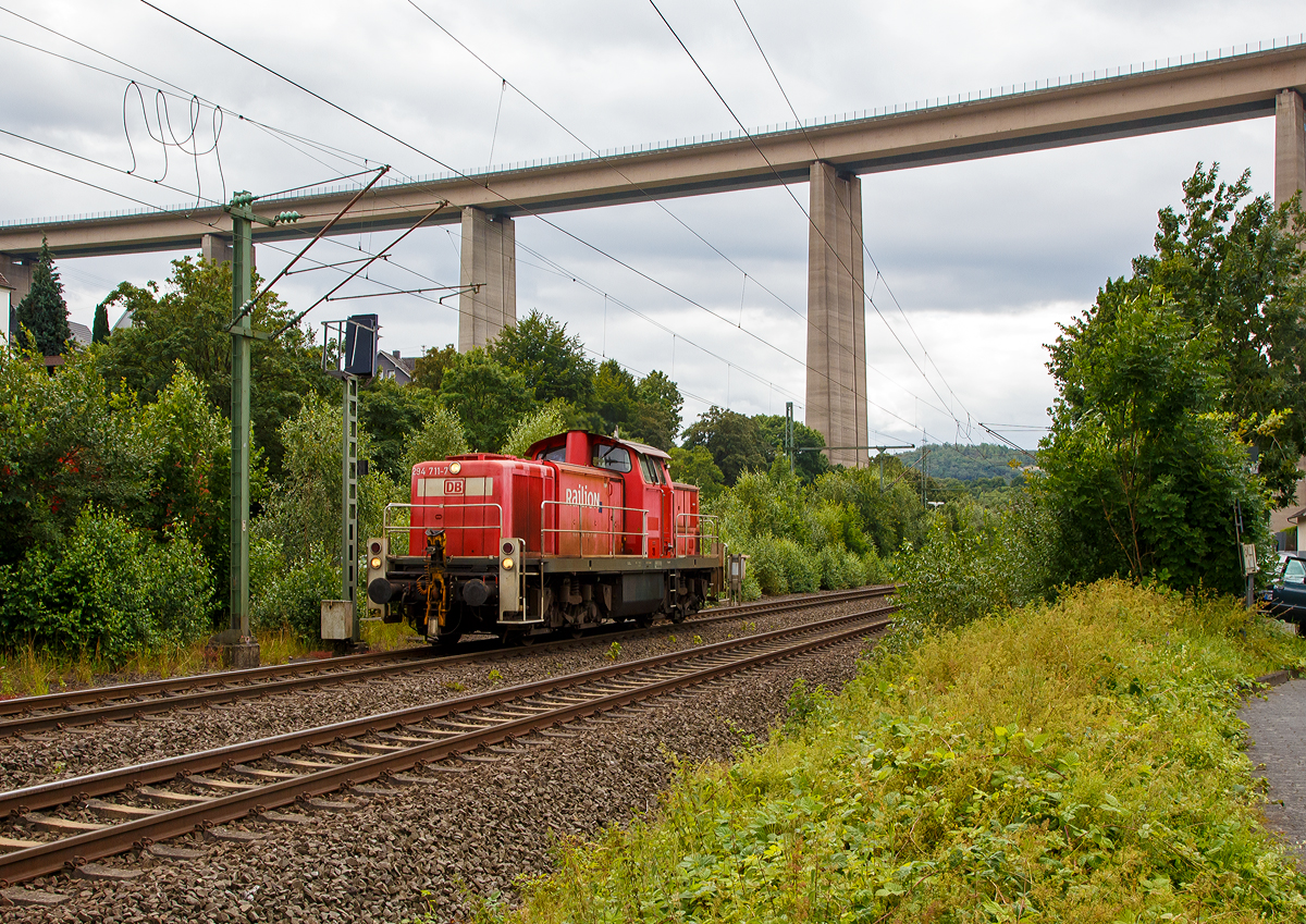 Die 294 711-7 (98 80 3294 711-7 D-DB), eine remotorisierte V 90 der DB Cargo AG fährt am 31.07.2021 als Tfzf (Triebfahrzeugfahrt) bzw. Lz (Lokzug) durch Siegen-Eiserfeld in Richtung Siegen. Im Hintergrund die 105 m hohe Siegtalbrücke der Bundes-Autobahn A 45 (Sauerlandlinie).

Die Lok wurde 1971 bei MaK in Kiel unter der Fabriknummer 1000519 gebaut und als 290 211-2 an die DB geliefert. Die Ausrüstung mit Funkfernsteuerung (Typ Krauss-Maffei) und Umzeichnung in 294 211-8 erfolgte 1996. Im Jahr 2003 erfolgte durch die DB Fahrzeuginstandhaltung GmbH, in Cottbus eine Remotorisierung durch einen neuen MTU 90° V-8-Zylinder-Dieselmotor mit Common-Rail-Einspritzsystem, Abgas-Turbolader und Ladeluftkühlung, vom Typ 8V 4000 R41. Der Motor ist auf eine Leistung von 1.000 kW (1.341 PS) bei 1.800 U/min gedrosselt. Auch wurden eine neue Lüfteranlage und ein neuer Luftpresser eingebaut, zudem bekam die Lok ein Umlaufgeländer.
Durch die Remotorisierung und den Umbau erfolgte auch die Umzeichnung in die heutige 294 711-7.