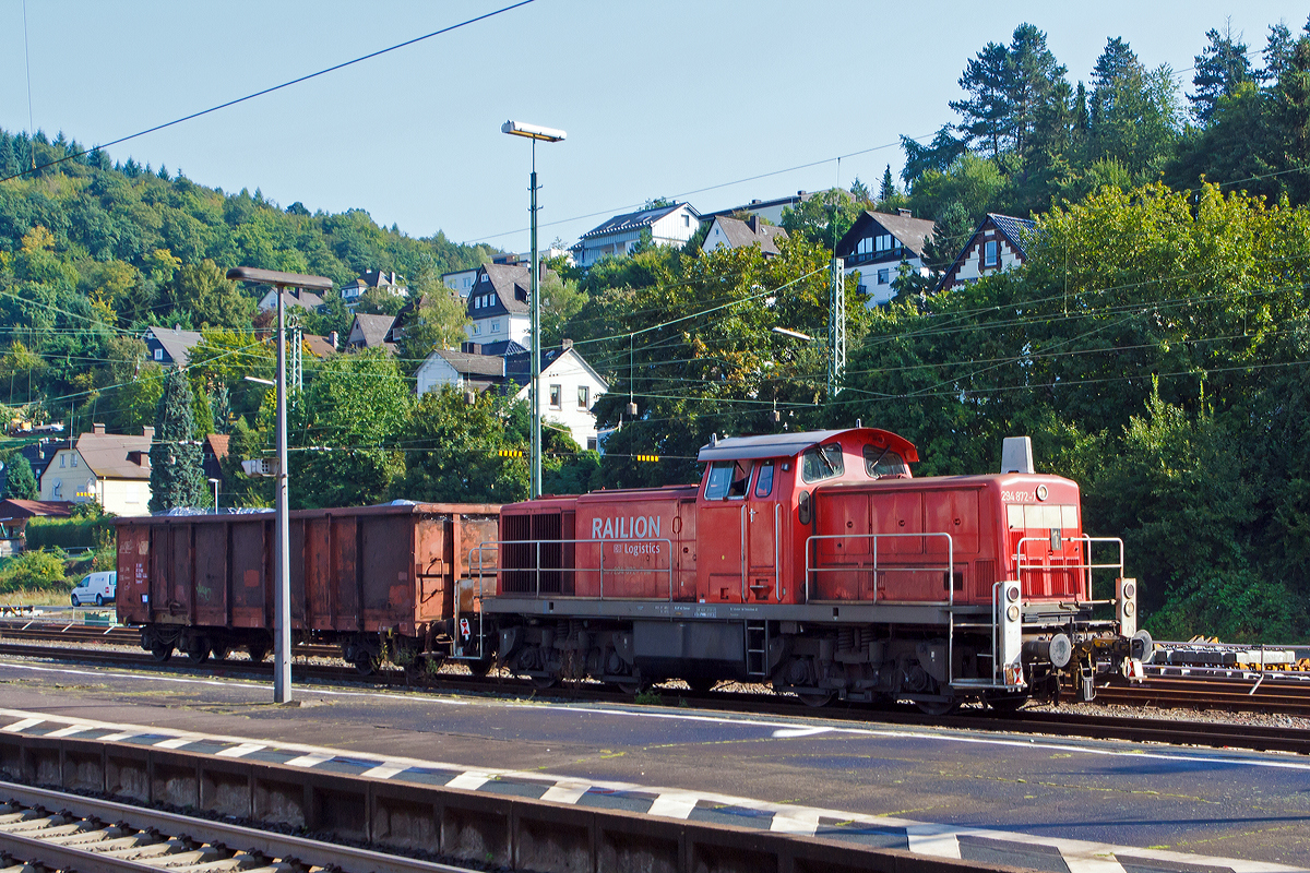 
Die 294 872-7 (V90 remotorisiert), der der DB Schenker Rail, ex DB 290 372-2, ex DB 294 372-8, fährt am 27.08.2014 mit einem  Eaos-Wagen durch den Bahnhof Dillenburg zum Rangierbahnhof

Die V90 wurde 1973 bei MaK in Kiel unter der Fabriknummer 1 1000647 gebaut und als 290 372-2 an die DB geliefert. 1996 erfolgten der Umbau mit Funkfernsteuerung und die Umzeichnung in 294 372-8.

Die Remotorisierung mit einem MTU-Motor 8V 4000 R41, Einbau  einer neuen Lüfteranlage, neuer Luftpresser und Ausrüstung mit dem Umlaufgeländer erfolgten 2007 bei der DB Fahrzeuginstandhaltung GmbH im Werk Cottbus. Daraufhin erfolgte die Umzeichnung in 294 872-7. 
Sie hat die kompl. NVR-Nummer 98 80 3294 872-7 D-DB.
