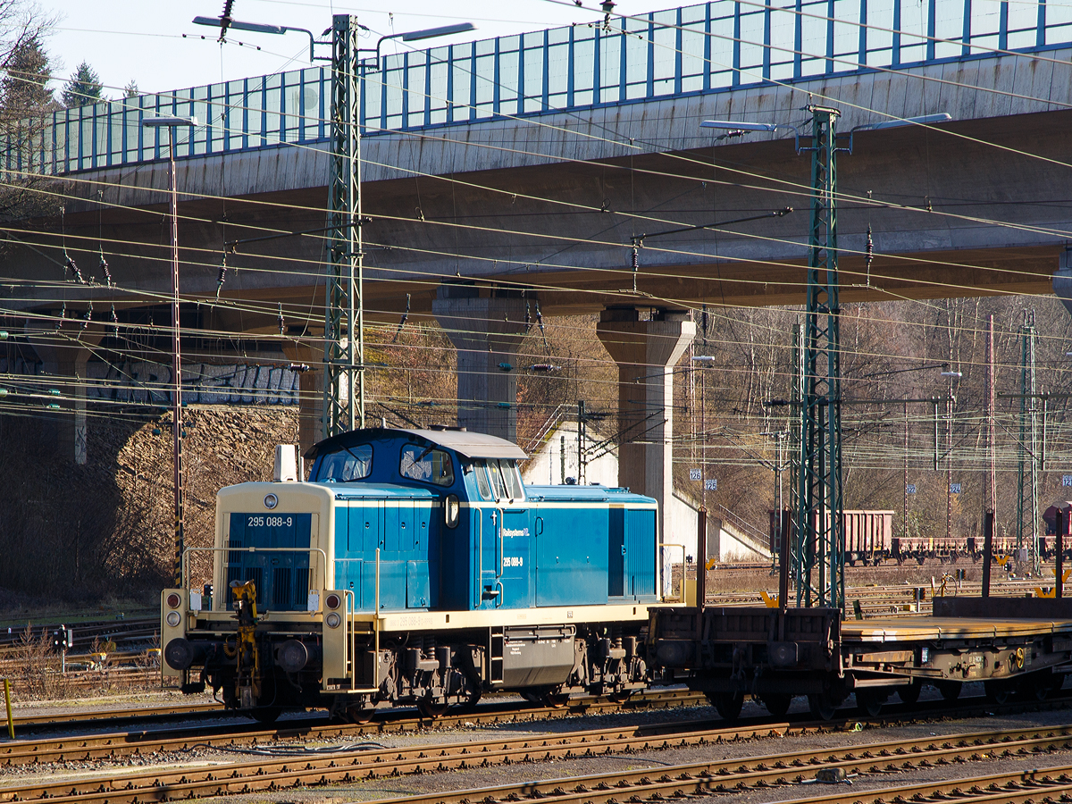 
Die 295 088-9 (98 80 3295 088-9 D-RPRS) der Railsystems RP GmbH, ex DB 295 088-9, ex DB 291 088-3, ist am 28.02.2016 in Kreuztal abgestellt.

Die V 90 wurde 1978 von MaK in Kiel unter der Fabriknummer 1000761 gebaut und als 291 088-3 an die Deutsche Bundesbahn geliefert. Im Jahr 1995 erfolgte der Umbau auf Funkfernsteuerung und die Umzeichnung in 295 088-9. Bei der DB Schenker Rail Deutschland AG war sie bei 2013 im Bestand, wurde aber am 19.06.2012 z-gestellt und am 29.10.2013 ausgemustert. Zum 11.11.2013 ging sie dann an die Railsystems RP GmbH (Hörselberg-Hainich).

Die Entwicklung der BR 291/295:
Im Jahre 1965 baute die MaK auf eigene Rechnung eine Serie von fünf Loks, die auf der V 90 basierten, jedoch statt des 12-Zylinder-V-Motors (MTU MB 12 V 652 TA 10) der V 90 einen hauseigenen 8-Zylinder-Reihenmotor mit Abgasturbolader vom Typ 8M 282 AKB erhielten. Dessen Leistung betrug abhängig von der eingestellten Drehzahl zwischen 1100 PS bei 930/min und 1400 PS bei 1100/min. Die Loks erhielten die Bezeichnung V 90 P. Der Hersteller erhoffte sich Aufträge von Privatbahnen und der Industrie, daher das „P“.

Die DB übernahm im August 1965 die V 90 P 03 und im letzten Quartal 1966 die beiden V 90 P 04 und V 90 P 05 als Mietloks zu Testzwecken. Deren Leistungen am Ablaufberg entsprachen so sehr den Anforderungen, dass eine Bestellung über hundert Maschinen erfolgte. Die DB erwarb die drei V 90 P im Juli 1972, nachdem sie sie bei der Umstellung auf Computernummern schon als Unterbaureihe 2919 eingereiht hatte. 

Da sich die V 90 P aufgrund ihrer bundesbahntypischen Bordelektrik (110 V statt der bei NE-Bahnen üblichen 24 V), sowie ihrer konsequenten Auslegung für den schweren Rangierdienst nicht bei den Privatbahnen durchsetzen konnte, entwickelte MaK die V 90 P weiter zur MaK G 1600 BB, von welcher 16 Stück gebaut wurden.

Die Serienloks der BR 291 wurden von 1974 bis 1978 an die Deutsche Bundesbahn ausgeliefert. Bei der MaK in Kiel wurden davon die 291 001 bis 040, sowie die 291 051 bis 100 gebaut. Die Maschinen 291 041 bis 050 kamen dagegen aus Kirchen a.d. Sieg von Jung, die zugleich die letzten von dieser Fabrik für die DB gebauten Loks waren.

TECHNISCHE DATEN:
Spurweite: 1.435 mm
Achsanordnung: B'B'
Länge über Puffer: 14.320 mm
Breite: 3.100 mm
Drehzapfenabstand: 7.000 mm
Gesamtachsstand: 9.500 mm
Höchstgeschwindigkeit: 80 km/h Streckengang / 40 km/h Rangiergang 
Dienstgewicht: 80t 
Anfahrzugkraft im Schnellgang:188kN
Anfahrzugkraft im Langsamgang: 236kN

Motorbauart: MaK 8-Zylinder- Viertakt-Diesel- Reihenmotor mit Abgasturbolader
Motortyp:  8M 282 AKB
Leistung:  1030 kW / 1400 
Dauerleistung: 800 kW (1100 PS)
Nenndrehzahl :  950 1/min   
Bohrung/Hub: 240/280mm
Hubraum: 101 l
Motorengewicht: 8.990kg

Getriebe und Leistungsübertragung:
Das hydraulische Getriebe von Voith hat zwei Wandlergänge. Ein mechanisches Nachschaltgetriebe ermöglicht die Wahl zwischen einem Schnell- und einem Langsamgang sowie den Wechsel der Fahrtrichtung. Um feinfühlige Langsamfahrten zu ermöglichen, hat das Getriebe eine stufenlos regelbare Wandlerteilfüllung.
Die Leistungsübertragung auf die Achsgetriebe erfolgt dann über Gelenkwellen.