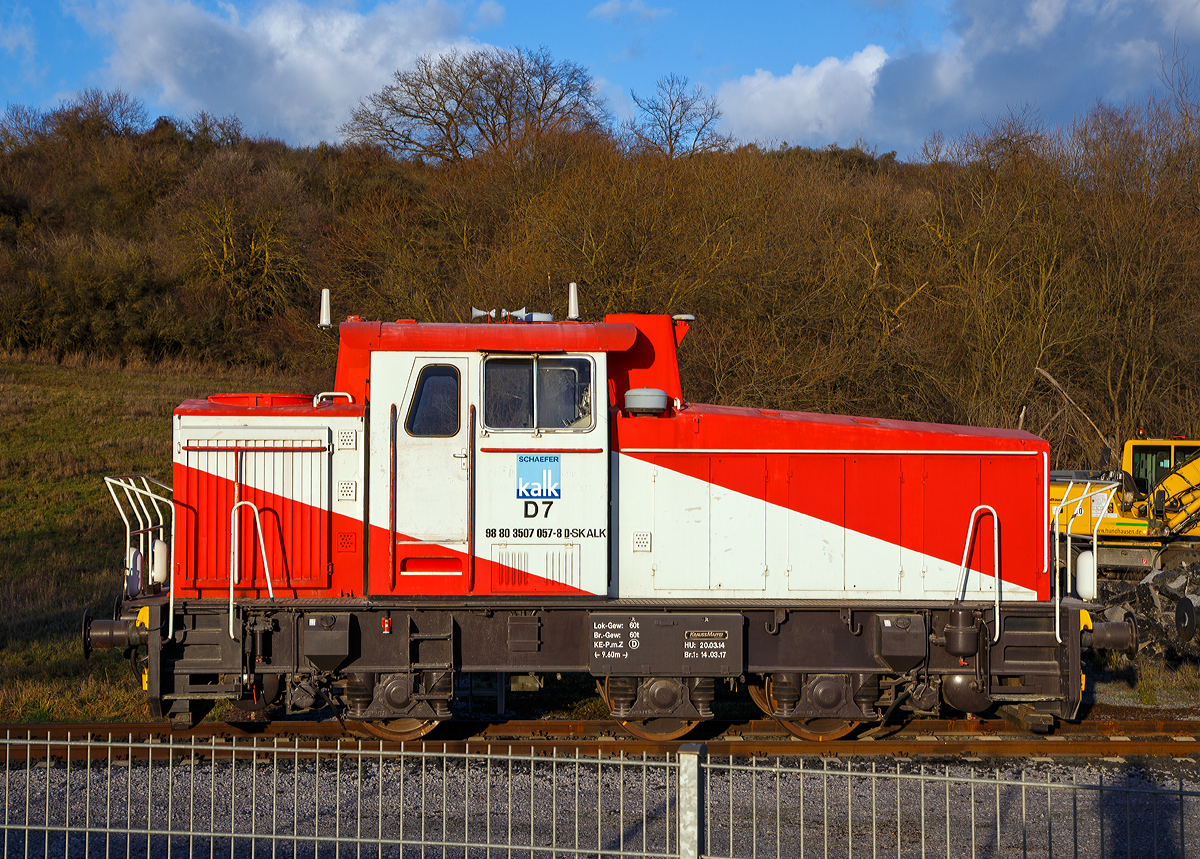 Die 3-achsige dieselhydraulische Rangierlokomotive 98 80 3 507 057-8 D-SKALK der Schaefer Kalk GmbH & Co. KG (Werk Steeden), ex HFM D7, eine Krauss-Maffei ML 700 C, am 02.01.2018 in Runkel-Steeden.

Sie wurde 1979 von Krauss-Maffei in Mnchen unter der Fabriknummer 19872. Zuerst war sie eine Krauss-Maffei Mietlok, bis sie Anfang der 1980er Jahre an die Hafenbetriebe Stadt Frankfurt (Main) als D 7 verkauft wurde. Schaefer Kalk kaufte 2017 die Lok von der HFM Managementgesellschaft fr Hafen und Markt mbH (Frankfurt am Main).

Die Fahrzeugbaureihe Krauss-Maffei M 700C  (BR 3 507):
Das Krauss-Maffei Werk in Mnchen hat auch Anfang der sechziger Jahre im letzten Jahrhundert die fr den mittelschweren und schweren Rangierdienst auf Industrie und Nebenbahnen eingesetzten stangenangetriebenen Fahrzeugen auf sogenannte Gelenkwellenmaschinen umgestellt. Aus der Bezeichnung M 700 C ist erkenntlich, dass es sich um eine Motorlok mit Gelenkwellenantrieb, 700 PS Leistung und drei angetriebenen Achsen (C-gekuppelte) handelt.

Die Lokomotive wird durch einen Dieselmotor (MTU oder CAT) angetrieben der seine Leistung ber ein hydrodynamisches Getriebe L4r4V2 auf die Achsen bertrgt. Das hydrodynamische Getriebe der Firma Voith, Heidenheim ist ein Flssigkeitsgetriebe welches in der
Schienenfahrzeugtechnik hufig anzufinden ist. Sie wurde als Standardbaureihe konstruiert und kam Anfang der 1960er Jahre zur Serienfertigung. Das Stufengetriebe ermglicht zudem einen Geschwindigkeitswechsel. Alle Getriebe sind heute in vielen Lokomotiven, auch jngeren Lokomotiven im Einsatz.

Die Kraftbertragung erfolgt ber eine hochelastische Anflanschkupplung. ber eine Gelenkwelle wird die Kraft  auf das hydrodynamische Getriebe L4r4sV2 eingeleitet und an die durch Gelenkwellen angetriebenen Achsen weitergeleitet. Die maximale Geschwindigkeit betrgt 38 km/h. Alle vorgenannten Komponenten sind in einem, fr drei Achsen ausgefhrten starren Rahmen eingebunden. Der geringe Achsstand ermglicht es einen Kurvenradius von nur 60 m sicher zu befahren. Die Achsen sind starr untereinander verbunden und mit Henschel Achsgetriebe Typ ATV 20 S ausgerstet. Das Fahrzeug wird im Einsatz ber eine Scheibenbremse die von sechs Bremszylindern direkt auf je eine Radscheibe wirken abgebremst. Eine Federspeicherbremse verhindert das Wegrollen des Fahrzeuges im Stand. 

TECHNISCHE DATEN:
Hersteller: Krauss-Maffei, Mnchen
Spurweite: 1435 mm
Achsfolge: C
Dienstgewicht: 60 t
Lnge ber Puffer: 9.600 mm
Radstand: 3.900 mm
Breite: 3.000 mm
Hhe ber SO: 4.090 mm
Triebraddurchmesser: 1.000 mm (neu)
Hchstgeschwindigkeit: 38 km/h
Motor: Dieselmotor (Typ unbekannt)
Motorleistung: ca. 700 PS (515 kW)
Getriebe: Hydraulisches Getriebe vom Typ Voith L4r4V2
Achsgetriebe: Henschel Typ ATV 20S
Anfahrzugkraft: 17,5 t
Kleinster Kurvenradius: 60 m
Bremsenbauart: KE-PmZ
Bremsgewicht: 60 t
Kraftstoffvorrat: 1.300 l