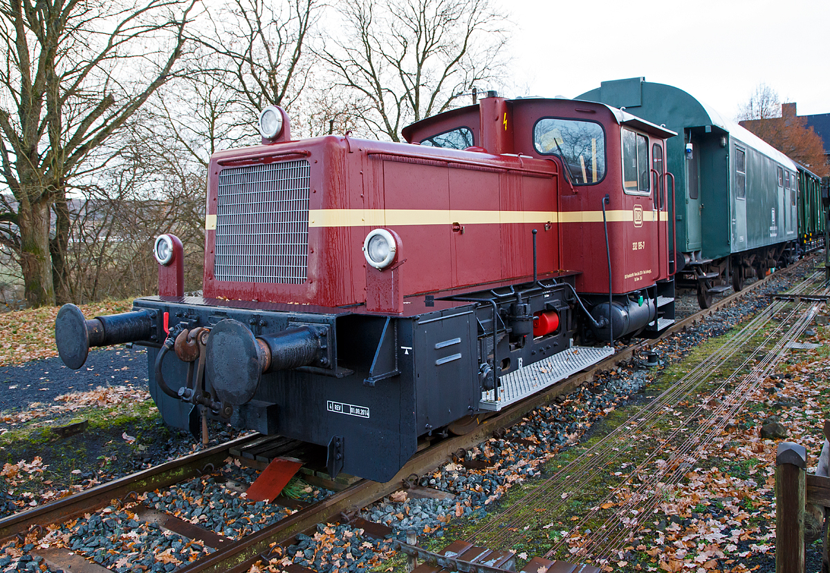 
Die 332 195-7, ex DB Köf 11 195, als Denkmal-Lok beim Bahnhof Wilsenroth am 02.12.2016. 

Die Köf III wurde 1964 von Gmeinder in Mosbach unter der Fabriknummer 5335 gebaut und an die DB geliefert.