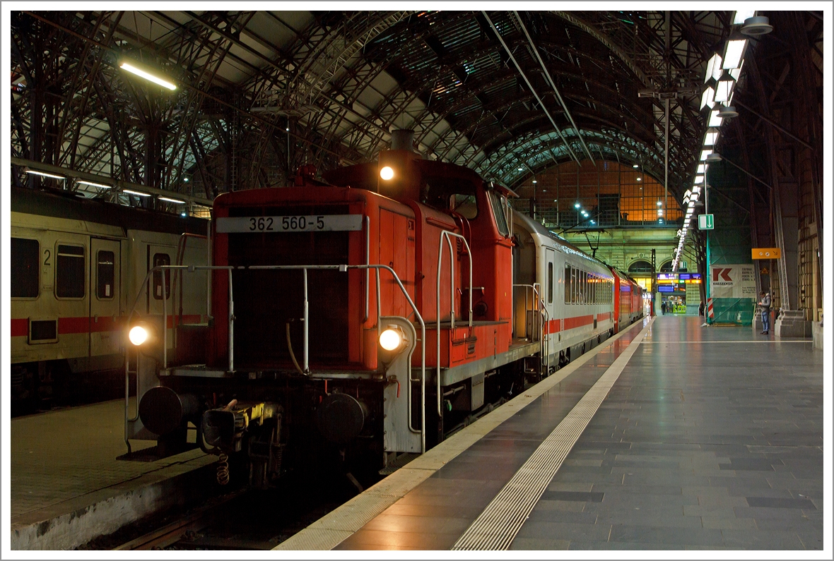 Die 362 560-5 zieht am 29.12.2013 (1:20 Uhr) einen IC-Wagen aus dem Gleis 1 im Hbf Frankfurt am Main heraus. 

Die V 60 der leichten Bauart wurde 1960 bei Krupp unter der Fabriknummer 3983 gebaut und als V 60 560 an die Deutsche Bundesbahn geliefert. In Jahr 1968 erfolgte die Umzeichnung in 260 560-8, ein Umbau und Umzeichnung in 364 560-3 erfolgte 1992 und im Jahr 2000 eine Modernisierung und Umzeichnung in 362 560-5, dabei bekam sie einen Caterpillar 12-Zylinder V-Motor CAT 3412E DI-TTA mit elektronischer Drehzahlregelung sowie u.a. eine neue Lichtmaschinen und Luftpresser.

Technische Daten:
Achsanordnung: C
Hchstgeschwindigkeit im Streckengang: 60 km/h
Hchstgeschwindigkeit im Rangiergang: 30 km/h
Nennleistung: 465 kW
Drehzahl: 1.800 U/min
Anfahrzugkraft: 117,6 kN
Lnge ber Puffer: 10.450 mm
Gewicht: 48,0-50,0 t
Radsatzlast max: 16,7 t
Kraftbertragung: hydraulisch
Antriebsart:  Blindwelle-Stangen