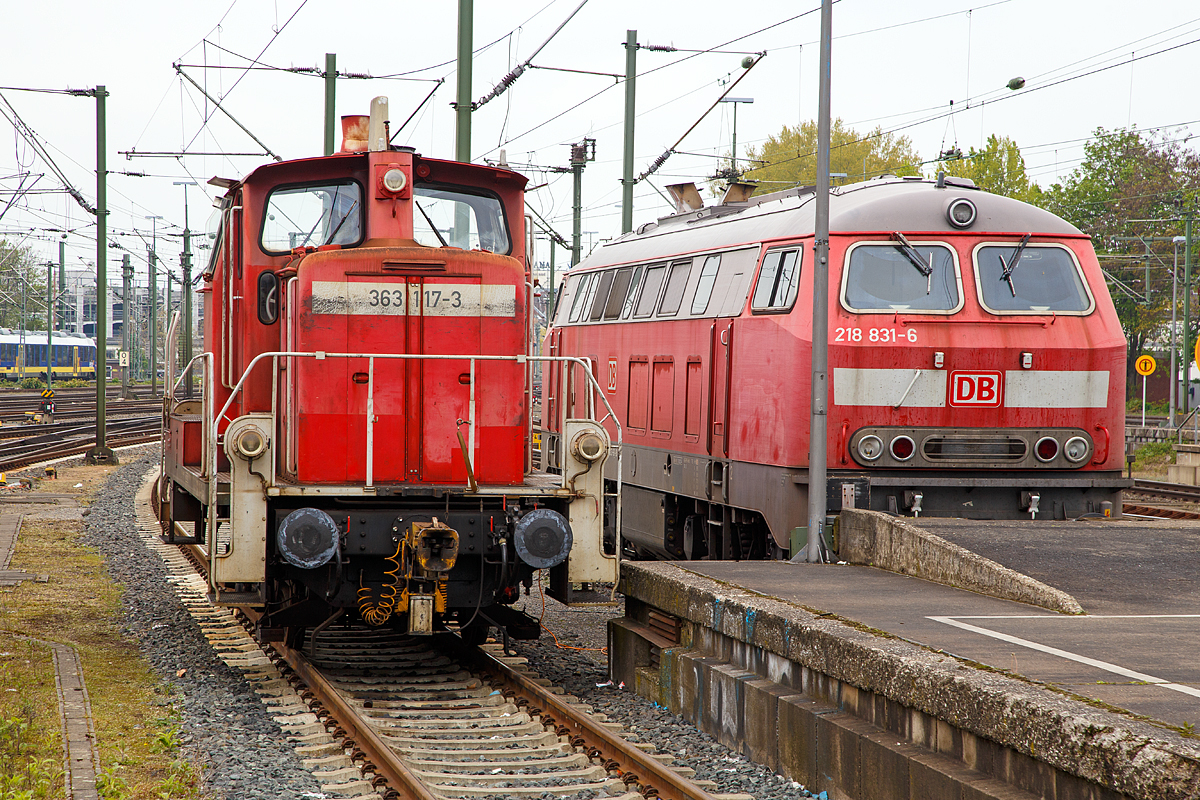 
Die 363 117-3 (98 80 3363 117-3 D-DB) der DB Cargo Deutschland AG, abgestellt am 06.05.2017 beim Hauptbahnhof Hannover.

Die V 60 der schweren Bauart wurde 1963 von MaK in Kiel unter der Fabriknummer  600432 gebaut und als V 60 1117 an die Deutsche Bundesbahn geliefert, mit Einführung EDV-Nummern erfolgte zum 01.01.1968 die Umzeichnung in DB 261 117-6. Im Jahr 1987 wurden die Loks der Baureihe V 60 als Kleinlok eingestuft und so erfolgte die Umzeichnung in DB 361 117-5. Die Einstufung als Kleinlok sparte Personalkosten, da die Bundesbahn nun keine „Lokführer“ mehr einsetzen musste, sondern „Kleinlokbediener“, deren Ausbildung günstiger war. Nach der Ausrüstung (Umbau) mit Funkfernsteuerung im Jahre 1989 erfolgte die Umzeichnung in DB 365 117-1. Die letzte Umzeichnung erfolgte dann 2004 in DB 363 117-3, nach der Modernisierung, dabei bekam sie einen Caterpillar 12-Zylinder V-Motor CAT 3412E DI-TTA mit elektronischer Drehzahlregelung (465 kW bzw. 632 PS Leistung), sowie u.a. eine neue Lichtmaschinen und Luftpresser.

Technische Daten:
Spurweite: 1.435 mm (Normalspur)
Achsanordnung:  C
Höchstgeschwindigkeit im Streckengang: 60 km/h
Höchstgeschwindigkeit im Rangiergang: 30 km/h
Nennleistung: 465 kW (632 PS)
Drehzahl: 1.800 U/min
Anfahrzugkraft:   117,6 kN
Länge über Puffer: 10.450 mm
Höhe: 4.540 mm
Breite: 3.100 mm
Gesamtradstand: 4.400 mm
Kleinster bef. Halbmesser: R 100 m
Gewicht:   53,0 t
Radsatzlast max:   16,7 t
Kraftübertragung:  hydraulisch
Antriebsart:  Blindwelle-Stangen