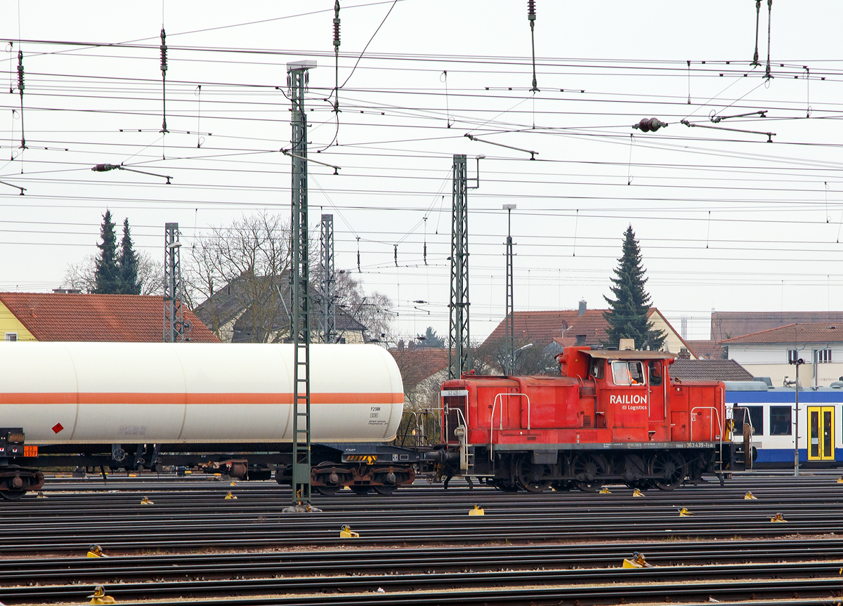
Die 363 439-1 (98 80 3363 439-1 D-DB) der DB Cargo Deutschland AG beim Verschub von Druckkesselwagen am 29.12.2016 beim Hauptbahnhof Ingolstadt. 

Die V 60 der schweren Bauart wurde 1959 von MaK in Kiel unter der Fabriknummer 600197 gebaut und als V 60 439 an die Deutsche Bundesbahn geliefert, mit Einführung EDV-Nummern erfolgte zum 01.01.1968 die Umzeichnung in DB 261 439-4. Im Jahr 1987 wurden die Loks der Baureihe V 60 als Kleinlok eingestuft und so erfolgte die Umzeichnung in DB 361 439-3. Die Einstufung als Kleinlok sparte Personalkosten, da die Bundesbahn nun keine „Lokführer“ mehr einsetzen musste, sondern „Kleinlokbediener“, deren Ausbildung günstiger war. Nach der Ausrüstung (Umbau) mit Funkfernsteuerung im Jahre 1990 erfolgte die Umzeichnung in DB 365 439-9. Die letzte Umzeichnung erfolgte dann 1998 in DB 363 439-1, nach der Modernisierung, dabei bekam sie einen Caterpillar 12-Zylinder V-Motor CAT 3412E DI-TTA mit elektronischer Drehzahlregelung (465 kW bzw. 632 PS Leistung), sowie u.a. eine neue Lichtmaschinen und Luftpresser.

Technische Daten:
Spurweite: 1.435 mm (Normalspur)
Achsanordnung:  C
Höchstgeschwindigkeit im Streckengang: 60 km/h
Höchstgeschwindigkeit im Rangiergang: 30 km/h
Nennleistung: 465 kW (632 PS)
Drehzahl: 1.800 U/min
Anfahrzugkraft:   117,6 kN
Länge über Puffer: 10.450 mm
Höhe: 4.540 mm
Breite: 3.100 mm
Gesamtradstand: 4.400 mm
Kleinster bef. Halbmesser: R 100 m
Gewicht:   53,0 t
Radsatzlast max:   16,7 t
Kraftübertragung:  hydraulisch
Antriebsart:  Blindwelle-Stangen