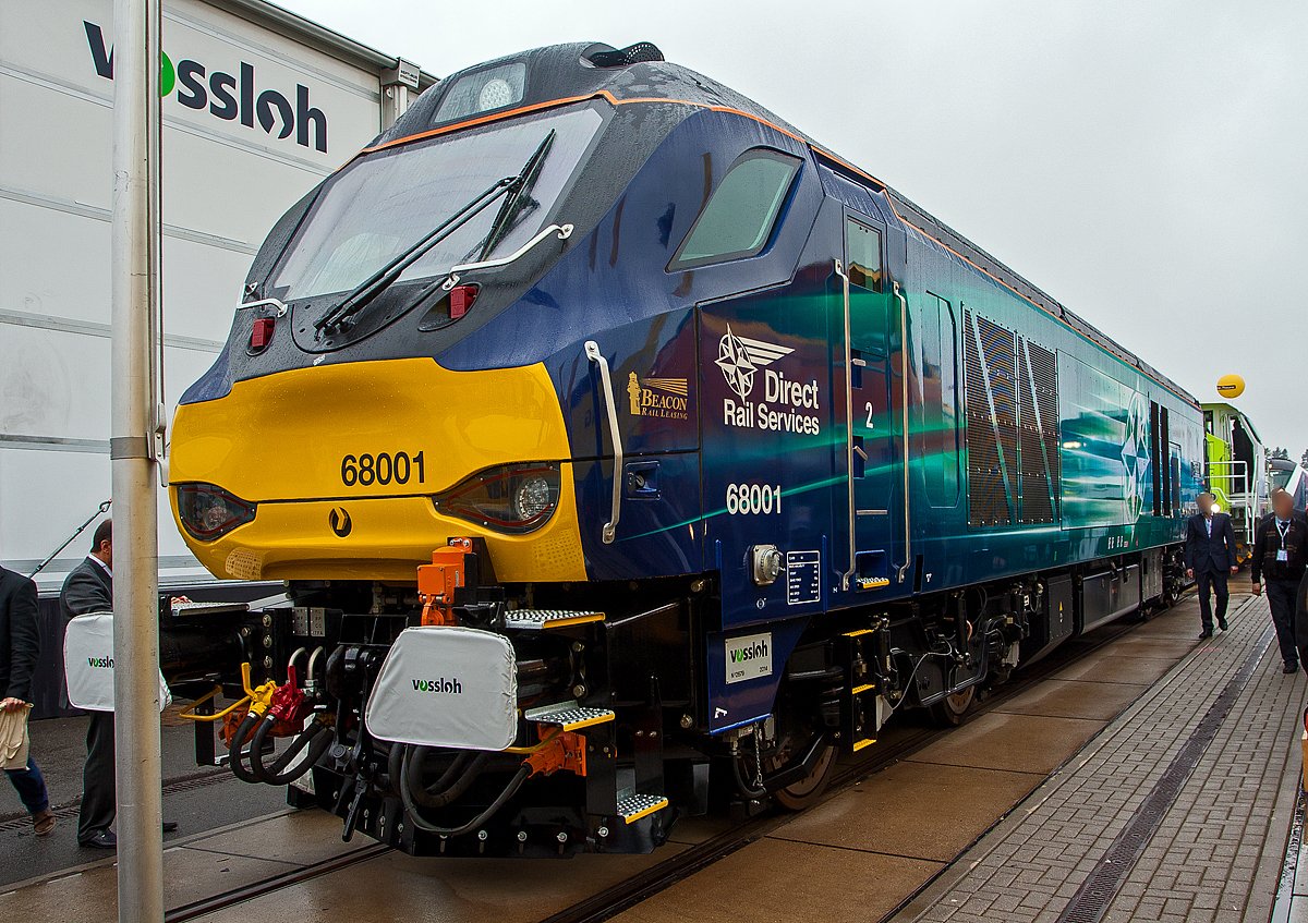 Die 68001 der britischen Eisenbahngesellschaft Direct Rail Services Ltd (DRS) die Güterverkehr anbietet, wurde am 26.09.2014 von Vossloh (seit 2016 Stadler Rail) auf dem Freigelände auf der InnoTrans 2014 in Berlin präsentiert.

Die britische Class 68 (UKLight) wurde 2014 Vossloh España S.A. in Valencia (Spanien), seit 2016 Stadler Rail, unter der Fabriknummer 2679 gebaut. Die Vossloh-Typenbezeichnung ist UKLight und stammt aus der Familie der Vossloh Eurolight.

Die Class 68 ist eine dieselelektrische Lokomotive für den Streckendienst.

TECHNISCHE DATEN:
Spurweite: 1.435 mm
Achsfolge: Bo`Bo`
Länge über Puffer: 21.500 mm
Drehzapfenabstand: 11.830 mm
Achsabstand im Drehgestell: 2.800 mm
Breite: 2.690 mm
Höhe: 3.820 mm
Raddurchmesse: 1.100 mm (neu) / 1.020 (abgenutzt)
Gewicht: 85 t
Radsatzlast: 21,4 t
Dieselmotorleistung: 2.800 kW
Motorbauart: 16-Zylinder-Turbodieselmotor
Motortyp: Caterpillar C175 (EU 97/68 Stage IIIA)
Drehzahl: 1.740 U/min
Tankinhalt: 5.000 l
Generator: ABB WGX560PB6
Fahrmotoren: 4 Stück ABB 4FRA6063 a 600 kW
Höchstgeschwindigkeit: 160 km/h (Ein späterer Umbau für 200 km/h ist möglich)
Anfahrzugskraft: 317 kN
Bremskraft: 265 kN

Die britische Class 68 (UKLight) wurde 2014 noch von Vossloh España S.A. aus Valencia (Spanien) vorgestellt. Seit dem 01. Januar 2016 hat Stadler Rail das Werk bei Valencia von Vossloh übernommen. Für die Stadler Eurodual gehörte auch u.a. diese Class 68 zur Basis der Entwicklung.
