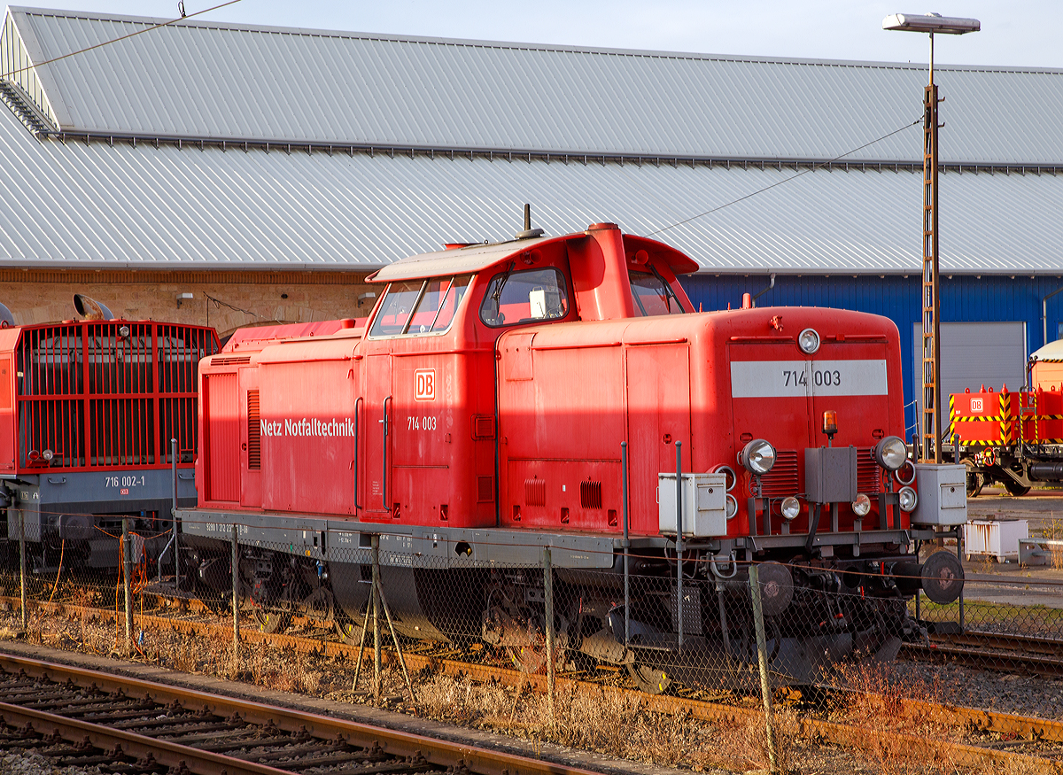 Die 714 003-1 (eigentlich laut NVR-Nummer 92 80 1212 235-6 D-DB) der DB Netz Notfalltechnik, ex DB 714 235-9, ex DB 214 235-4, ex DB 212 235-6, ex DB V 100 22357, ist am 05.10.2015 beim DB Werk Fulda abgestellt und konnte vom Bahnsteig fotografiert werden. Es ist eine Lokomotive für einen Rettungszug (RTZ) bzw. Tunnelrettungszug auch Tunnelhilfszug (TuHi). Die V 100.20 wurde 1965 bei MaK in Kiel unter der Fabriknummer 1000282 gebaut und als V 100 2235 an die Deutsche Bundesbahn ausgeliefert. Umzeichnung in 212 277-8 erfolgte 1968, der Umbau zur Rettungszuglok und die Umzeichnung in DB 214 235-4 erfolgte 1991, Umzeichnung in DB 714 235-9 erfolgte 1994 und dann 1996 in 714 003-1. Sie trägt aber die NVR-Nummer 92 80 1 212 235-6 D-DB.

Diese umgebauten Loks sind wende- und doppeltraktionsfähig und unter anderem mit Video- und Wärmebildkameras, Fern- und Breitenscheinwerfern, gelben Rundumkennleuchten und Tunnelfunk (800-MHz-Band) ausgerüstet. Mit den technischen Sichthilfen soll der Zug auch bei Sichtbehinderungen durch Rauch und Nebel gezielt gesteuert werden können.

Die Dieselloks an jedem Zugende behielten zunächst ihre Nummer als Baureihe 212 und wurden dann nicht zuletzt wegen ihrer umfangreichen Sonderausstattung ab 01.01.89 als separate Baureihe 214 geführt. Schließlich wurden sie mit Wirkung vom 31.10.94 entsprechend dem Status des gesamten Zuges als Bahndienstfahrzeuge eingestuft und erhielten die Baureihenbezeichnung 714. Auch als Baureihe 714 liefen sie zunächst mit ihrer ursprünglichen Ordnungsnummer, die sie bereits als Baureihe 212 trugen. Erst ab dem 01.08.96 wurden sie dann fortlaufend nummeriert. 

Insgesamt sind drei Reserveloks vorhanden, von denen zwei erst nachträglich umgebaut und in die Baureihe 714 eingereiht wurden (1996: 714 014-8; 1997: 714 015-5). Dadurch wird gewährleistet, dass auch bei erforderlichen Untersuchungen einzelner Loks immer alle Rettungszüge einsatzbereit sind. Dieser turnusmäßige Wechsel führt allerdings auch dazu, dass an den Zügen immer wieder andere Loks zu finden sind.