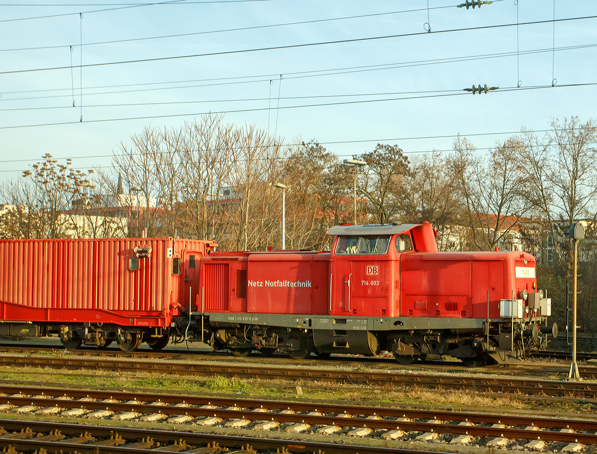 Die 714 003-1 (eigentlich laut NVR-Nummer 92 80 1212 235-6 D-DB) der DB Netz Notfalltechnik, ex DB 714 235-9, ex DB 214 235-4, ex DB 212 235-6, ex DB V 100 2235, ist am 27.12.2015 beim Hbf Mannheim abgestellt. 

Hier steht sie mit dem Mannheimer  Rettungszug (RTZ) bzw. Tunnelrettungszug auch Tunnelhilfszug (TuHi) für einen evtl. Einsatz bereit.  

Die V 100.20 wurde 1965 bei MaK in Kiel unter der Fabriknummer 1000282 gebaut und als V 100 2235 an die Deutsche Bundesbahn ausgeliefert. Die Umzeichnung in 212 277-8 erfolgte 1968, der Umbau zur Rettungszuglok und die Umzeichnung in DB 214 235-4 erfolgte 1991, die Umzeichnung in DB 714 235-9 erfolgte 1994 und dann 1996 in 714 003-1. Sie trägt aber die NVR-Nummer 92 80 1 212 235-6 D-DB. 

Die Aufnehme konnte ich aus dem Zug heraus machen.