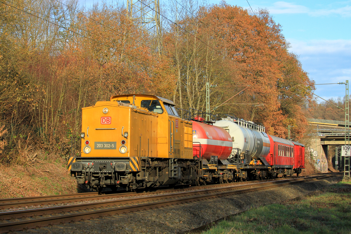 Die 92 80 1203 302-5 D-DB, V100 Ost der DB Netz Instandhaltung, durchfährt hier am 18.11.2018 mit 2 Kesselwagen und 2 Notfalltechnikwagen am späten Nachmittag Eiserfeld in Richtung Köln.