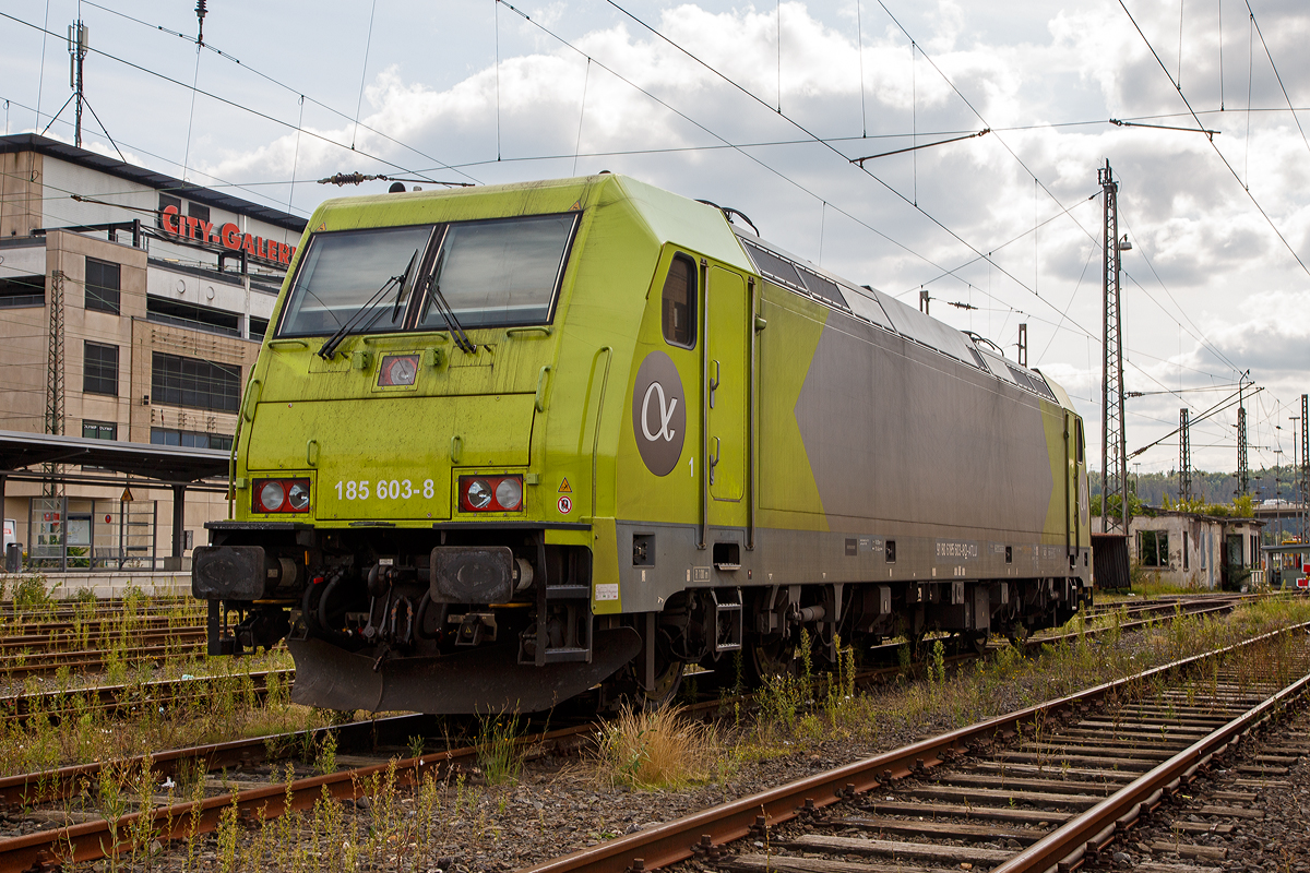 Die α 185 603-8 (91 80 6185 603-8 D-ATLU) der Alpha Trains Luxembourg S..r.l., ex RHC 2061(91 80 6185 603-8 D-RHC), ex HGK 2061, ist am 24.08.2021 beim Hbf Siegen abgestellt.

Die TRAXX F140 AC2 wurde 2008 von Bombardier in Kassel unter der Fabriknummer 34212 gebaut. Sie hat die Zulassungen fr Deutschland, sterreich und die Schweiz.
