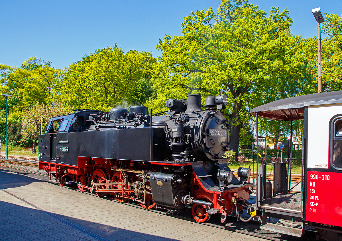 Die 99 2322-8 der Mecklenburgischen Bäderbahn Molli steht am 15.05.2022 mit dem MBB Dampfzug nach Kühlungsborn-West im Bahnhof Bad Doberan zur Abfahrt bereit. Der Zug wird auch als RB 31 „Bäderbahn Molli“ geführt, z.Z. (im Juni, Juli und August 2022) gilt auch bei der Mecklenburgischen Bäderbahn Molli das bundesweite 9-Euro-Ticket!

Die 900 mm-Schmalspur-Dampflok der DR-Baureihe 99.32 wurde1932 von O&K - Orenstein & Koppel AG in Berlin-Drewitz unter der Fabriknummer 12401 gebaut und an die DRG - Deutsche Reichsbahn-Gesellschaft als DR 99 322, für die Bäderbahn Bad Doberan–Kühlungsborn, geliefert.

Lebenslauf
1932  bis 1970 DRG, DRB bzw. DR 99 322
01.06.1970 Umzeichnung in DR 99 2322-8 
01.01.1992 Umzeichnung in DR 099 902-9
01.01.1994 DB 099 902-9 
Seit dem 04.10.1995 Mecklenburgische Bäderbahn Molli GmbH, Bad Doberan MBB 99 2322-8

Die Fahrzeuge der Baureihe 99.32 der Deutschen Reichsbahn sind nach den Einheitsgrundsätzen gebaute Schmalspur-Lokomotiven für die Spurweite von 900 mm. Die 1932 für die Bäderbahn Bad Doberan - Kühlungsborn beschafften drei Lokomotiven sind bis heute im Einsatz und werden durch eine 2009 von dem Dampflokwerk Meiningen nachgebaute Lokomotive dabei ergänzt.

Das steigende Verkehrsaufkommen auf der Bahnstrecke zwischen Bad Doberan und Kühlungsborn führte die 1923 beschafften Lokomotiven der Baureihe 99.31 an ihre Leistungsgrenze. Die Deutsche Reichsbahn bestellte deshalb bei Orenstein & Koppel drei Lokomotiven der Bauart 1'D1' h2 zur Erweiterung des Fahrzeugparks. Dabei sollte sich das Unternehmen bei der Konstruktion an die Baugrundsätze und Normen der Einheitslokomotiven orientieren. Ursprünglich waren die Lokomotiven im Typen-Programm nicht vorgesehen. Die Verwendung vieler standardisierter Baugruppen erlaubt jedoch die Verwendung des Begriffs Einheitslokomotive. Die drei Lokomotiven wurden 1932 ausgeliefert. Zur Verkürzung der Reisezeit wurden die Fahrzeuge für eine Geschwindigkeit von 50 km/h ausgelegt. Damit sind sie neben der NWE Nr. 21 (HSB 99 6001) die einzigen deutschen Schmalspurdampflokomotiven mit einer solchen Höchstgeschwindigkeit.

Mit der Einführung der EDV-Nummern erhielten die Lokomotiven 1970 die neue Loknummern 99 2321-0, 99 2322-8 und 99 2323-6. In der Mitte 1970er Jahre erhielten die 99 2322 und 99 2323 geschweißte Stahlzylinder statt der abgenutzten Graugusszylinder. Bei der 99 2321 erfolgte der Tausch Ende der 1980er Jahre. Mit der Einführung des Nummernschemas der Deutschen Bundesbahn zum 1. Januar 1992 erhielten die Lokomotiven die Betriebsnummern 099 901-1, 099 902-9 und 099 903-7. Mit der Betriebsübernahme der Mecklenburgischen Bäderbahn Molli GmbH & Co. KG zum 1. Oktober 1995 kamen die Lokomotiven zu dieser Gesellschaft und erhielten ihre vorherigen EDV-Nummern zurück.

Zwischen 1994 und 1997 wurden alle Lokomotiven im Dampflokwerk Meiningen einer Generalinstandsetzung unterzogen. Dabei erhielten die Lokomotiven geschweißte Kessel, neue Wasserkästen und Radreifen. Bei der Hauptuntersuchung im Zeitraum 2003 bis 2006 erhielten die Lokomotiven neue geschweißte Blechrahmen. An der 99 2322-6 erprobte man von 2003 bis 2006 Rollenachslager. Diese bewährten sich jedoch nicht.

Da die noch betriebsfähige Lokomotive der Baureihe 99.33 (99 331) den Anforderungen des Sommerfahrplans nicht gewachsen ist, aber eine weitere leistungsfähige Lok benötigt wurde, entschloss man sich, eine Lokomotive der Baureihe 99.32 auf der Basis der bisherigen konstruktiven Verbesserungen nachzubauen. Die im Dampflokwerk Meiningen hergestellte Lokomotive 99 2324-4 wurde 2009 in Dienst gestellt.

Konstruktive Merkmale:
Abweichend von den Bauprinzipien der Einheitslokomotiven verfügten die Lokomotiven über einen genieteten Blechrahmen mit Längs- und Querversteifungen statt eines Barrenrahmens. Seit der von 2003 bis 2006 durchgeführten Hauptuntersuchung besitzen die Lokomotiven einen geschweißten Blechrahmen.

Der genietete Langkessel besteht aus zwei Schüssen. Der Dampfdom mit dem Schmidt & Wagner-Nassdampfregler sitzt auf dem zweiten Schuss, während der Sandkasten auf dem ersten sitzt. Der für Nass- und Heißdampf getrennte Dampfsammelkasten befindet sich in der Rauchkammer. Beim Rauchrohrüberhitzer verwendet man einen ungewöhnlichen Rohrspiegel. Vier Heizrohren stehen 69 Rauchrohre gegenüber. Die Ackermann-Sicherheitsventile sitzen auf dem Stehkesselscheitel. 1994 bis 1997 erhielten die Lokomotiven neu konstruierte geschweißte Stahlkessel.

Das außenliegende waagerecht angeordnete Zweizylinder-Heißdampftriebwerk arbeitet auf die dritte Kuppelachse. Die ursprünglichen Graugusszylinder wurden ab Mitte der 1970er Jahre durch geschweißte Stahlzylinder ersetzt. Die außenliegende Heusinger-Steuerung besitzt eine Kuhnsche Schleife. Die ursprünglichen Regelkolbenschieber wurden später durch Müller-Druckausgleich-Kolbenschieber ersetzt. Heute kommen Trofimoff-Schieber der Bauart Görlitz zur Anwendung.

Das Laufwerk ist an vier Punkten abgestützt. Die Blattfederpakete der Kuppelradsätze liegen unterhalb der Achslager. Die Laufradsätze werden oberhalb der Achslager abgefedert. Die Federn der beiden äußeren Radsätze sowie des benachbarten Laufradsatzes sind jeweils durch Ausgleichshebel verbunden. Die Laufradsätze sind als Bisselachsen mit 20 mm Seitenverschiebbarkeit ausgelegt. Die dritte Kuppelachse hat eine Spurkranzschwächung.

Als Lokomotivbremse dient eine Knorr-Zweikammer-Druckluftbremse. Alle Kuppelräder werden von vorn gebremst. Die Luftpumpe befindet sich rechts neben der Rauchkammer. Die Luftbehälter befinden sich auf beiden Seiten unter dem hinteren Wasserkasten.

Die Borsig-Druckluftsandeinrichtung sandet bei Vorwärtsfahrt die ersten beiden Radsätze und bei Rückwärtsfahrt die zweite und dritte Achse. Zur besseren Sicherung der Zugfahrt verfügten die Maschinen über ein Knorr-Druckluftläutewerk vor dem Schornstein und auf dem Kohlekasten. Wegen Lärmbeschwerden der Anwohner bei der Stadtdurchfahrt von Bad Doberan wurde das hintere Läutewerk später entfernt. Ein Dampfturbogenerator hinter dem Schornstein erzeugt eine Leistung von 5 kW bei 85 V. Die Lokomotive verfügt über eine Dampfheizungsanlage.

Das Kesselwasser ist in Wasserkästen vor dem Führerhaus entlang des Langkessels untergebracht. Der Kohlevorrat befindet sich in einem Kohlekasten hinter dem Führerhaus.

Auf Grund des eingeschränkten Lichtraumprofils musste der obere Teil des Führerhauses stark abgeschrägt werden.

TECHNISCHE DATEN:
Anzahl:  4
Hersteller: Orenstein & Koppel, DLW Meiningen
Baujahre: 1932, 2008
Bauart: 1’D1’ h2t
Gattung: K 46.8
Spurweite:  900 mm
Länge über Puffer: 10.595 mm
Höhe: 3.400 mm
Gesamtradstand: 8.075 mm
Leergewicht: 35,15 t
Dienstgewicht: 43,68 t
Höchstgeschwindigkeit: 50 km/h
Indizierte Leistung: 460 PSi / 338 kW
Anfahrzugkraft: 59,33 kN
Kuppelraddurchmesser: 1.100 mm
Laufraddurchmesser: 550 mm (vorn und hinten)
Steuerungsart:  Heusinger außenliegend
Zylinderanzahl:  2
Zylinderdurchmesser: 380 mm
Kolbenhub: 550 mm
Kesselüberdruck: 14 bar
Anzahl der Heizrohre: 4
Anzahl der Rauchrohre: 69
Heizrohrlänge: 3.500 mm
Rostfläche: 1,60 m²
Strahlungsheizfläche: 5,80 m²
Rohrheizfläche: 54,74 m²
Überhitzerfläche: 30,60 m²
Verdampfungsheizfläche: 60,54 m²
Wasservorrat: 4,25 m³
Brennstoffvorrat: 1,7 t Kohle
Lokbremse: Knorr-Zweikammer-Druckluftbremse
Zugheizung: Dampf