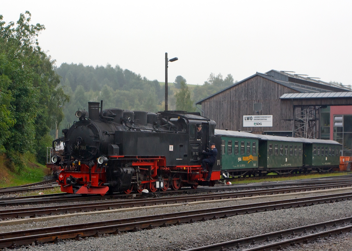 Die 99 785 der Fichtelbergbahn (ex DB 099 749-4, ex DR 99 1785-7) am 25.08.2013 beim Umsetzen in Oberwiesenthal. 

Diese Lok der Baureihe 99.77–79 (schsische VII K Neubau) wurde 1953 bei VEB Lokomotivbau Karl Marx, Babelsberg (vormals O&K) unter der Fabriknummer 32026 gebaut, 1992 erfolgte eine Rekonstruktion im Raw Meiningen (mit Kessel-Nr. 1476 und Rahmen-Nr. 12).  Neben der Baureihe 99.73–76 (schsische VII K Altbau) gehren diese Lokomotiven mit 600 PS (441 KW)Leistung zu den Leistungsstrksten Loks der Spurweite 750 mm.