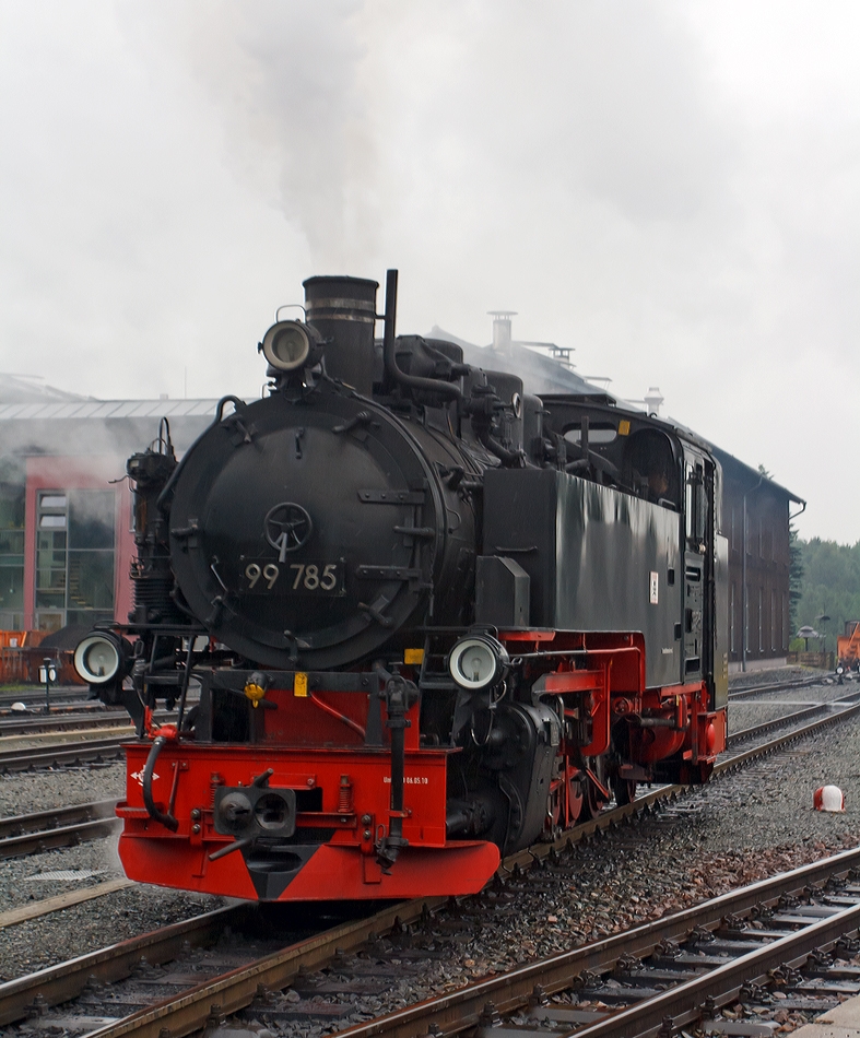 Die 99 785 der Fichtelbergbahn (ex DB 099 749-4, ex DR 99 1785-7) am 25.08.2013 beim Umsetzen in Oberwiesenthal. 

Diese Lok der Baureihe 99.77–79 (schsische VII K Neubau) wurde 1953 bei VEB Lokomotivbau Karl Marx, Babelsberg (vormals O&K) unter der Fabriknummer 32026 gebaut, 1992 erfolgte eine Rekonstruktion im Raw Meiningen (mit Kessel-Nr. 1476 und Rahmen-Nr. 12).  Neben der Baureihe 99.73–76 (schsische VII K Altbau) gehren diese Lokomotiven mit 600 PS (441 KW)Leistung zu den Leistungsstrksten Loks der Spurweite 750 mm.

Technische Merkmale:
Entsprechend den damals modernen Baugrundstzen sind die Lokomotiven komplette Schweikonstruktionen. uerlich auffllige Unterschiede zur Vorgngerbaureihe 99.73-76 sind der fehlende Vorwrmer mit Kolbenspeisepumpe und die den Fhrerstand vollstndig abschlieenden hohen Tren.
Im Unterschied zum Barrenrahmen der 99.73–76 erhielten die Maschinen einen 30 mm starken Blechrahmen, wie er sich schon bei der Baureihe 52 bewhrt hatte.

Wie auch bei der Einheitslok ist die dritte Kuppelachse Treibachse und die Laufachsen werden in Bisselgestellen mit  120 mm Seitenverschiebbarkeit gefhrt.  Die erste, dritte und fnfte Kuppelachse sind fest im Rahmen gelagert, die zweite und vierte sind  24 mm seitenverschiebbar und die Treibachse ist spurkranzlos. Daraus ergibt sich ein fester Achsstand von 4000 mm.

Die Fahrzeuge fhren 5,8 m Wasser und 3,6 Tonnen Kohle mit. Unterschiedlich sind die Lichtmaschinen. Die Maschinen auf Rgen sind mit Einheitsturbogeneratoren mit 0,5 kW Leistung ausgerstet. In Sachsen, wo die gesamte Energie fr den Wagenzug von der Lok erzeugt wird, werden deutlich grere Lichtmaschinen mit einer Leistung von 10 kW verwendet.

Technische Daten:
Bauart:  1’E1’ h2t
Gattung:  K 57.9
Spurweite:  750 mm
Lnge ber Kupplung:  11.300 mm
Lnge:  10.000 mm
Hhe:  3.550 mm
Fester Radstand:  4.000 mm
Gesamtradstand:  7.600 mm
Kleinster bef. Halbmesser:  50 m
Leermasse:  41,5 t
Dienstmasse:  55,0 t
Reibungsmasse:  45,0 t
Radsatzfahrmasse:  9,0 t
Hchstgeschwindigkeit:  30 km/h
Indizierte Leistung:  441 kW (600 PS)
Treibraddurchmesser:  800 mm
Laufraddurchmesser:  550 mm
Steuerungsart:  Heusinger
Zylinderanzahl:  2
Zylinderdurchmesser:  450 mm
Kolbenhub:  400 mm
Kesselberdruck:  14 bar
Anzahl der Heizrohre:  92
Anzahl der Rauchrohre:  28
Heizrohrlnge:  3200 mm
Rostflche:  2,57 m
Strahlungsheizflche:  8,50 m
Rohrheizflche:  68,40 m
berhitzerflche:  28,80 m
Verdampfungsheizflche:  76,90 m
Wasservorrat:  5,8 m
Brennstoffvorrat:  3,6 t Kohle
Lokbremse:  Knorr-Druckluftbremse (ursprnglich saugluftgesteuert) mit Zusatzbremse
Zugbremse:  Hardy-Saugluftbremse, Krting-Saugluftbremse, Knorr-Druckluftbremse
Zugheizung:  Dampf
Kupplungstyp:  Scharfenbergkupplung, auf Rgen und bei der Trusebahn Ausgleichskupplung

